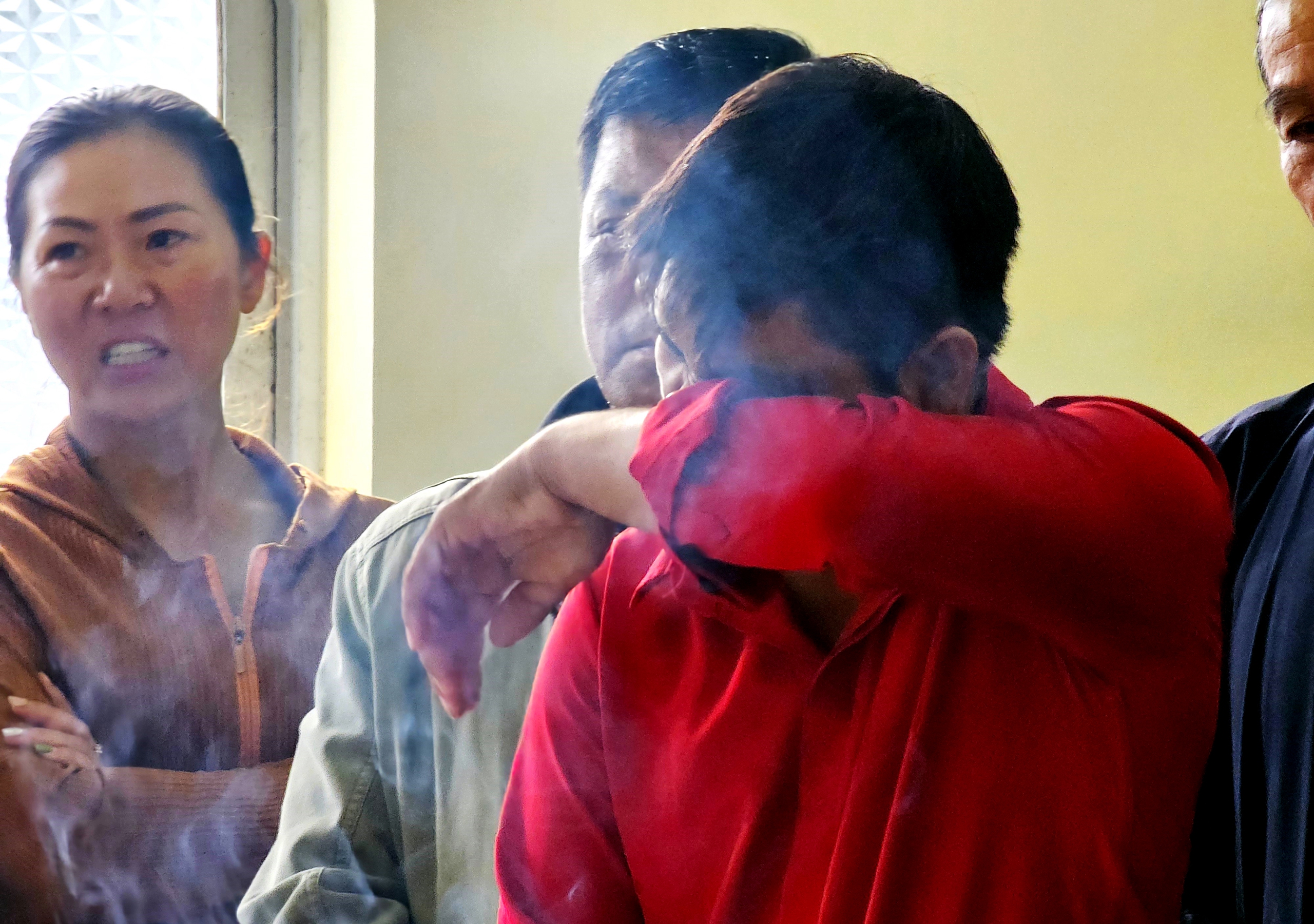 Người d&acirc;n Đ&agrave; Lạt đội mưa tiễn đưa 3 ch&aacute;u b&eacute; tử vong trong vụ ch&aacute;y nh&agrave;- Ảnh 5.