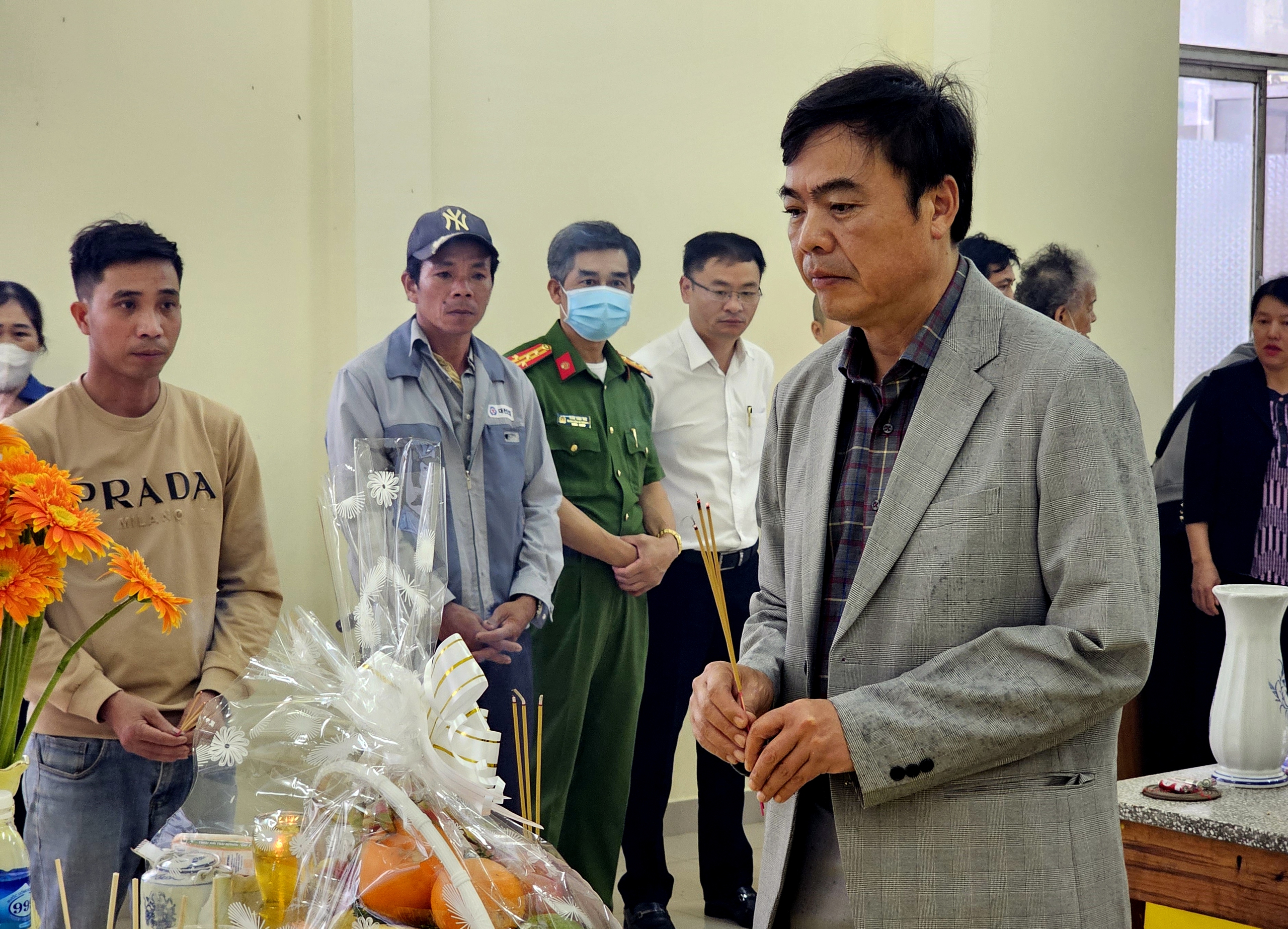 Người d&acirc;n Đ&agrave; Lạt đội mưa tiễn đưa 3 ch&aacute;u b&eacute; tử vong trong vụ ch&aacute;y nh&agrave;- Ảnh 8.