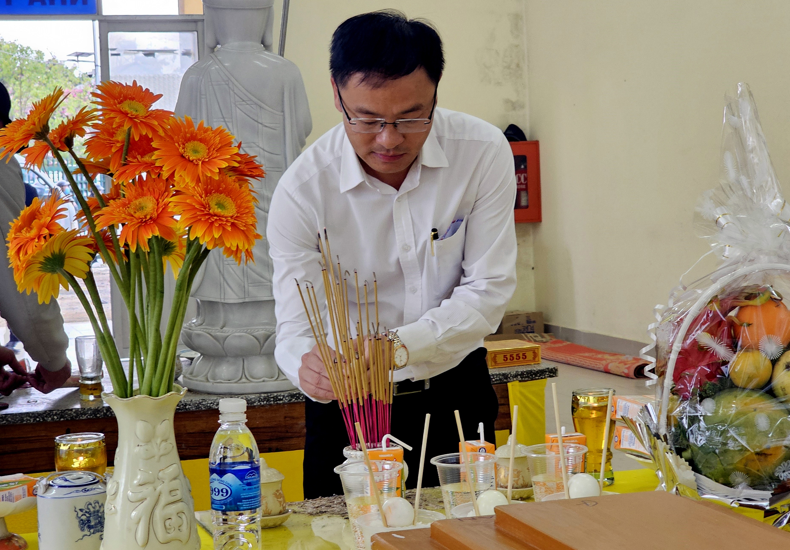 Người d&acirc;n Đ&agrave; Lạt đội mưa tiễn đưa 3 ch&aacute;u b&eacute; tử vong trong vụ ch&aacute;y nh&agrave;- Ảnh 9.
