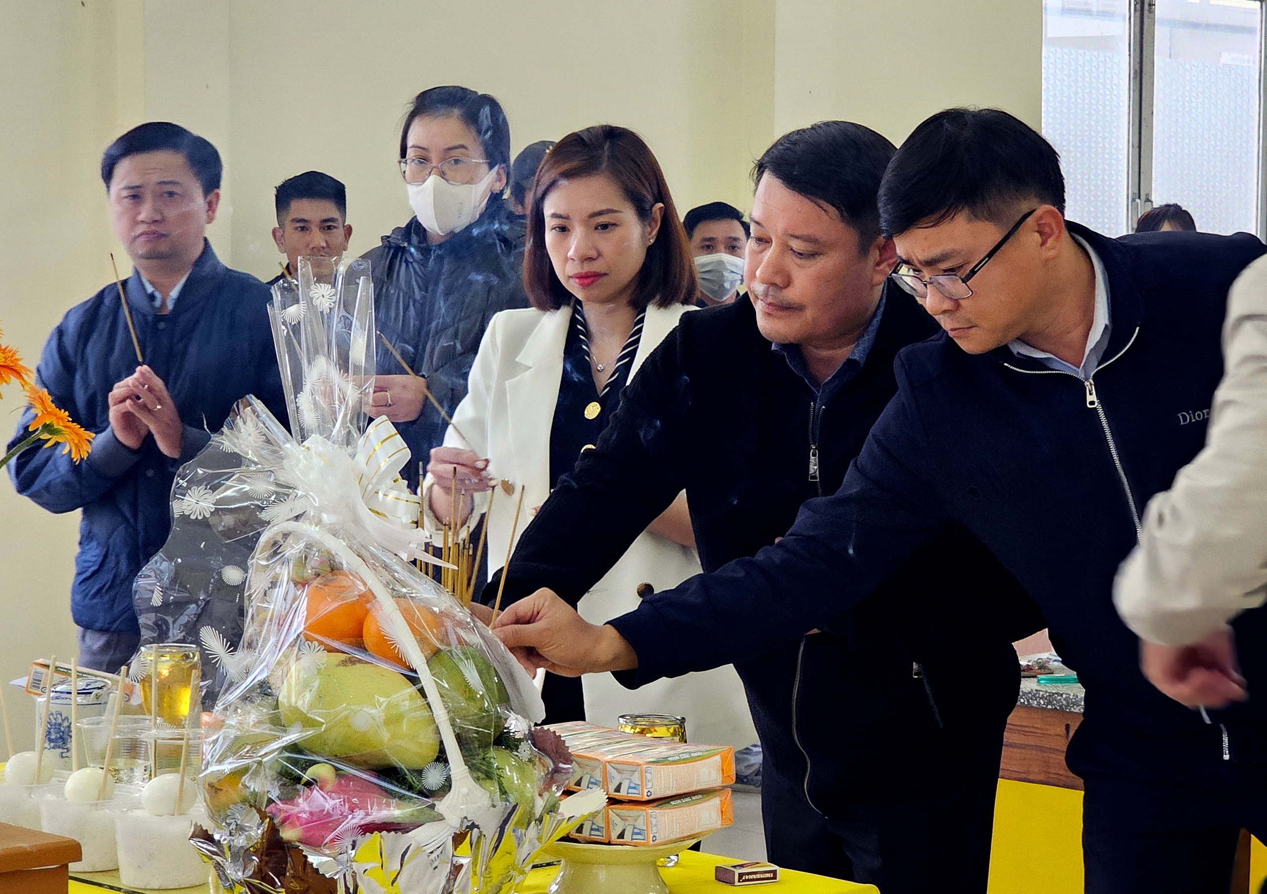 Người d&acirc;n Đ&agrave; Lạt đội mưa tiễn đưa 3 ch&aacute;u b&eacute; tử vong trong vụ ch&aacute;y nh&agrave;- Ảnh 7.