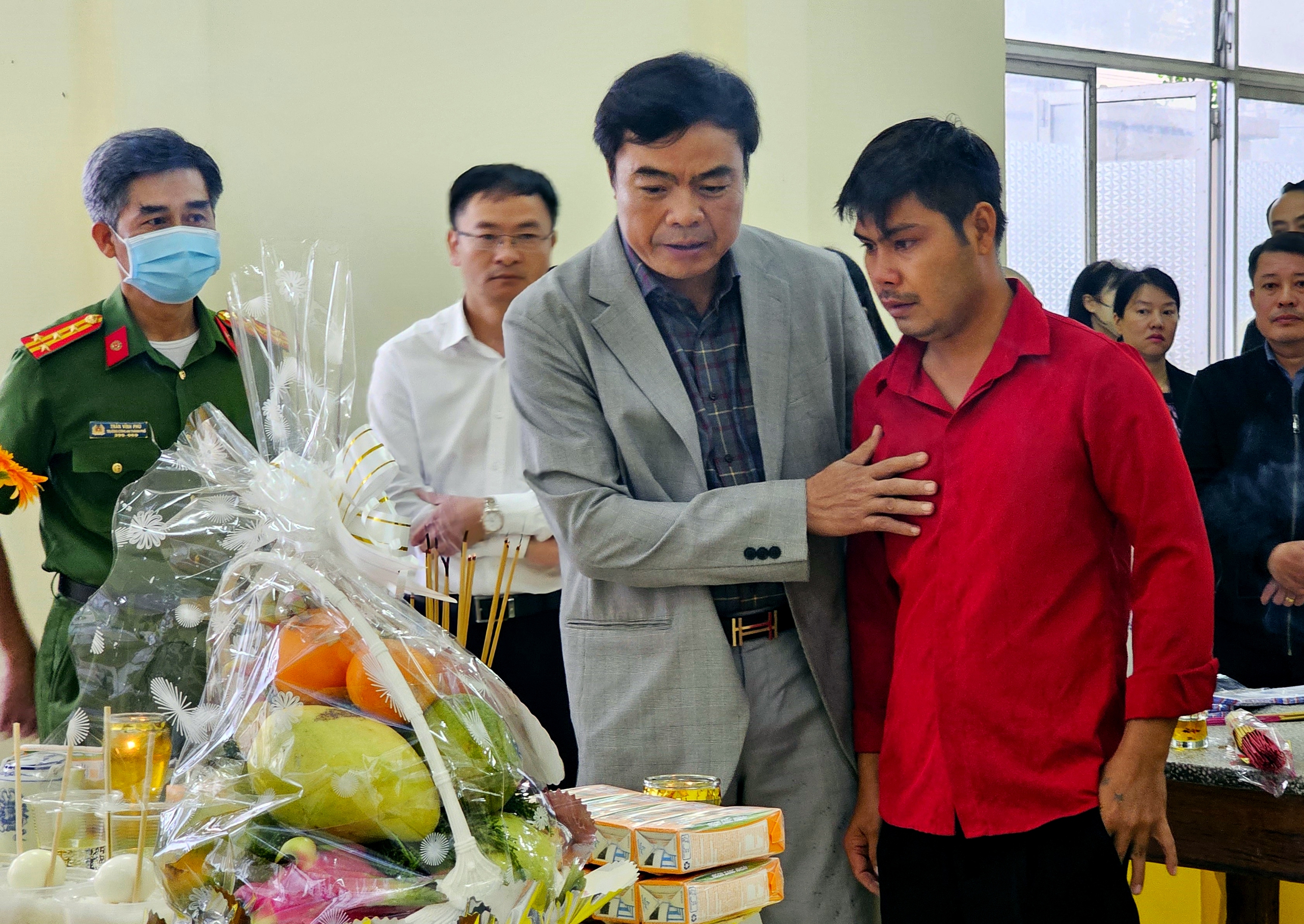 Người d&acirc;n Đ&agrave; Lạt đội mưa tiễn đưa 3 ch&aacute;u b&eacute; tử vong trong vụ ch&aacute;y nh&agrave;- Ảnh 10.