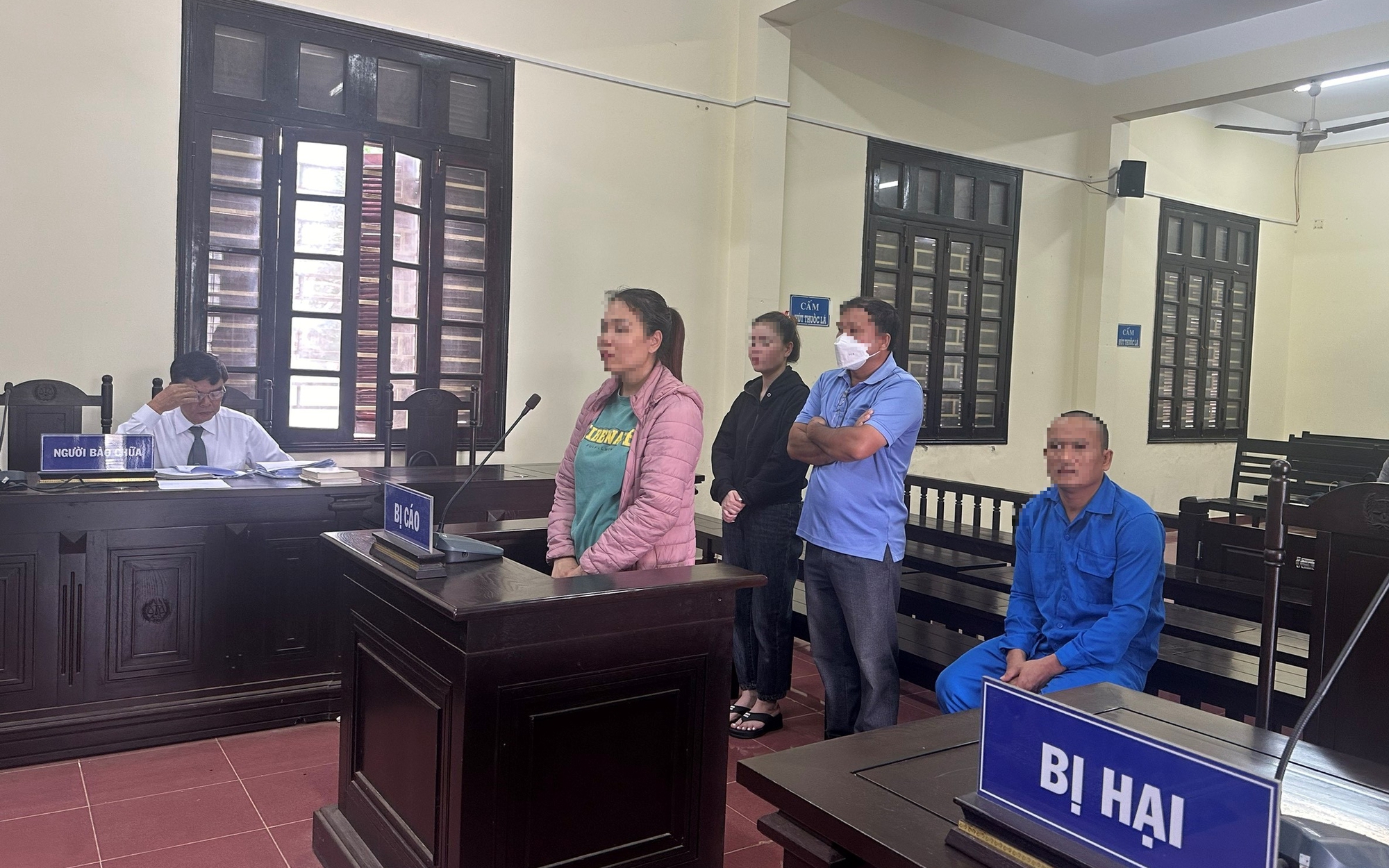 Diễn biến mới vụ đưa tiền "chạy án" cho kẻ lừa đảo, 5 người bị buộc tội đưa hối lộ