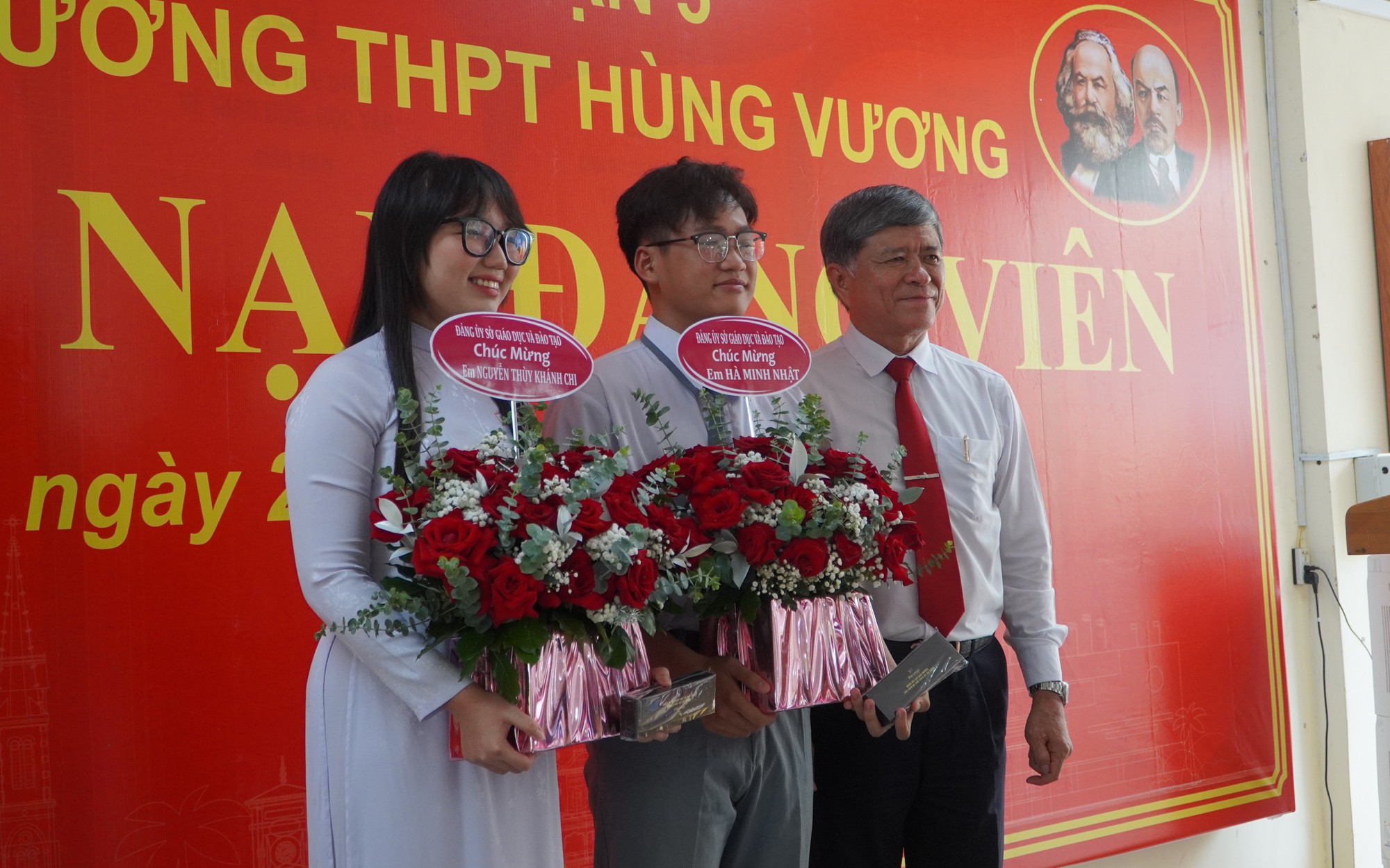 Trước kỳ thi tốt nghiệp THPT: 4 học sinh TP HCM được kết nạp Đảng