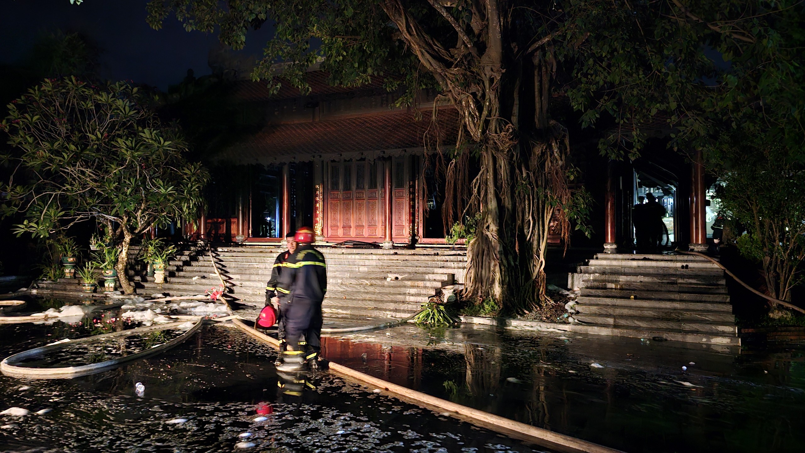Ch&ugrave;a Thuyền L&acirc;m xảy ra hoả hoạn trong đ&ecirc;m- Ảnh 2.
