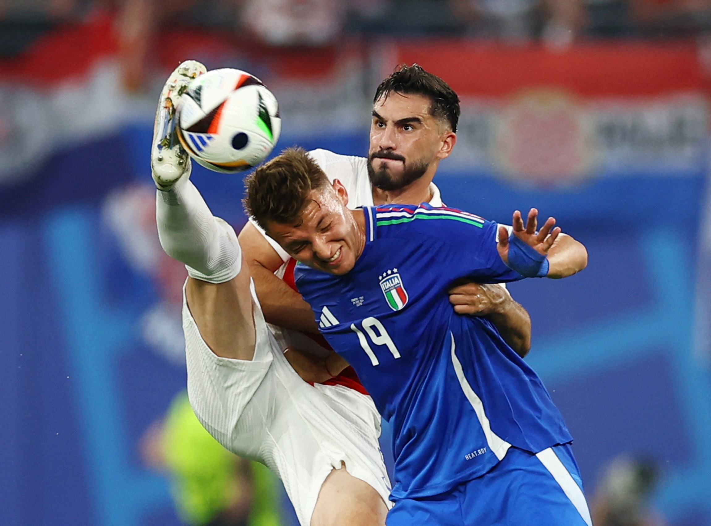 Josip Sutalo tranh bóng cùng Mateo Retegui (19, Ý)