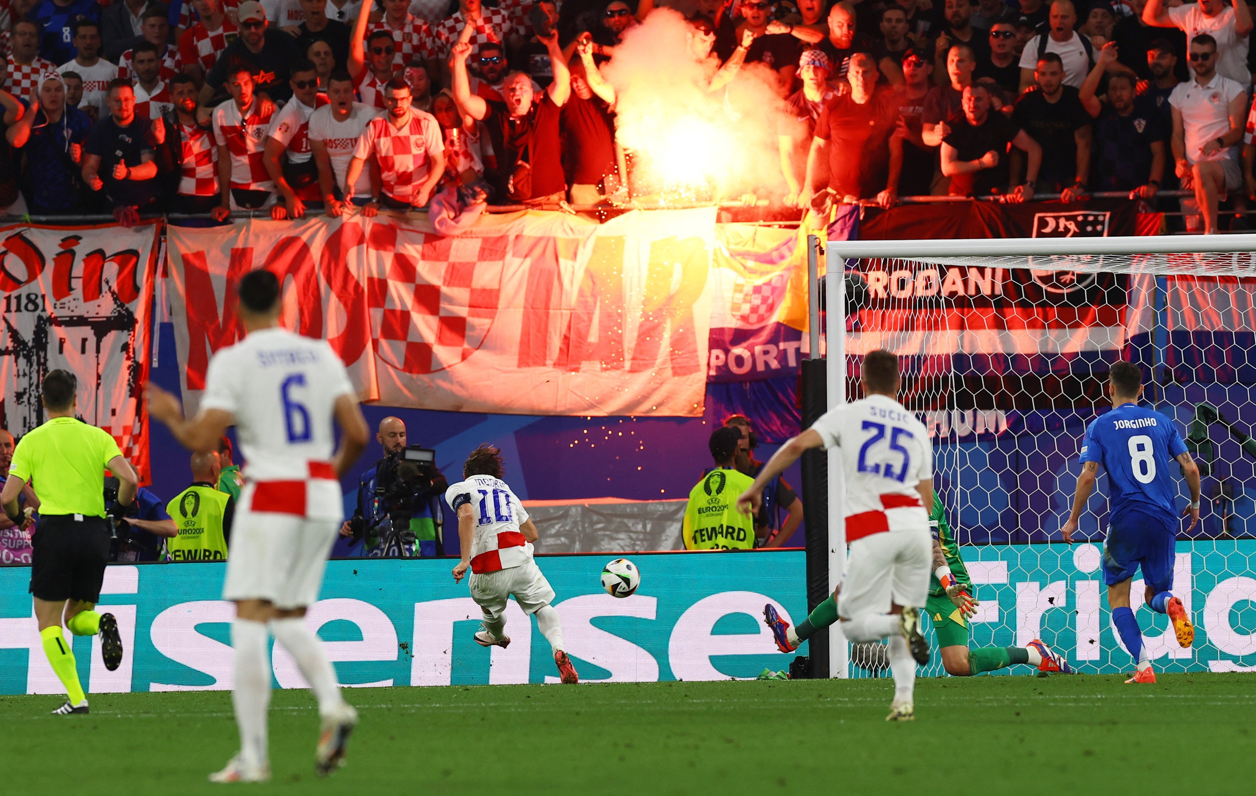 Luka Modric kh&ocirc;ng giải nghệ d&ugrave; Croatia bị loại khỏi Euro 2024- Ảnh 3.