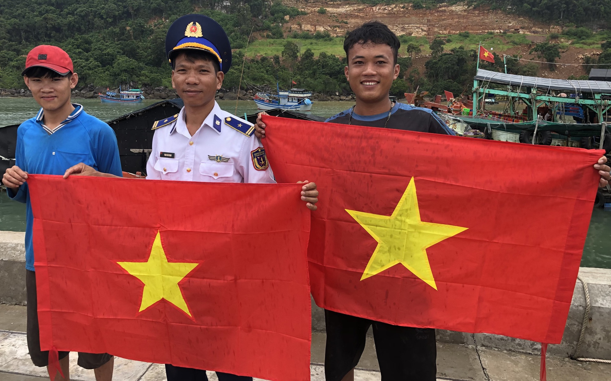 "Tự hào cờ Tổ quốc" - Hâm nóng nhiệt huyết những "cột mốc sống"