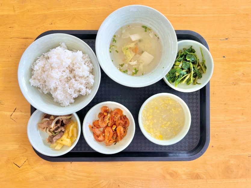A tray with bowls of food Description automatically generated