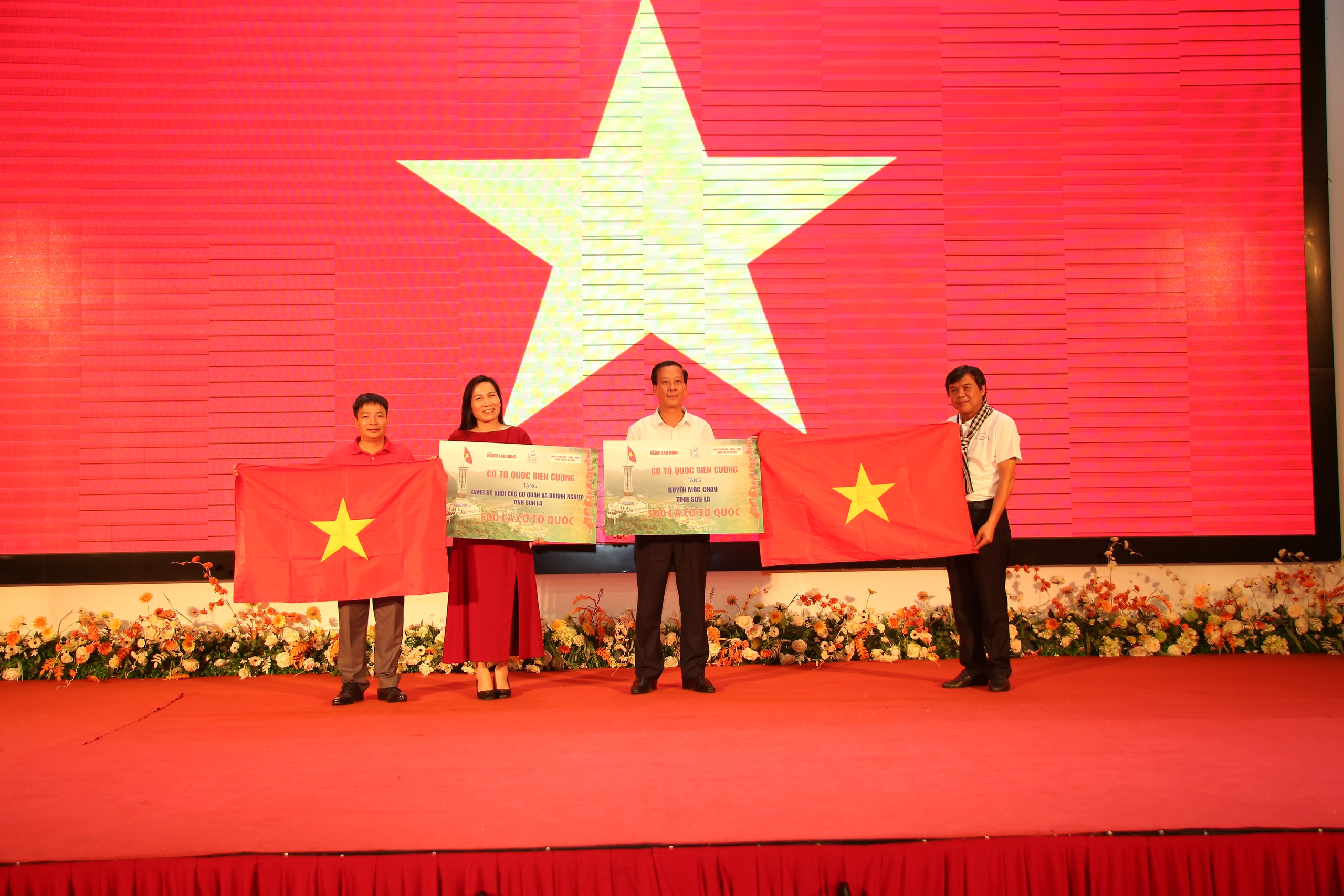 Đảng ủy khối D&acirc;n - Ch&iacute;nh - Đảng TP HCM v&agrave; B&aacute;o Người Lao Động tặng 1.000 l&aacute; cờ Tổ quốc tại Sơn La- Ảnh 3.