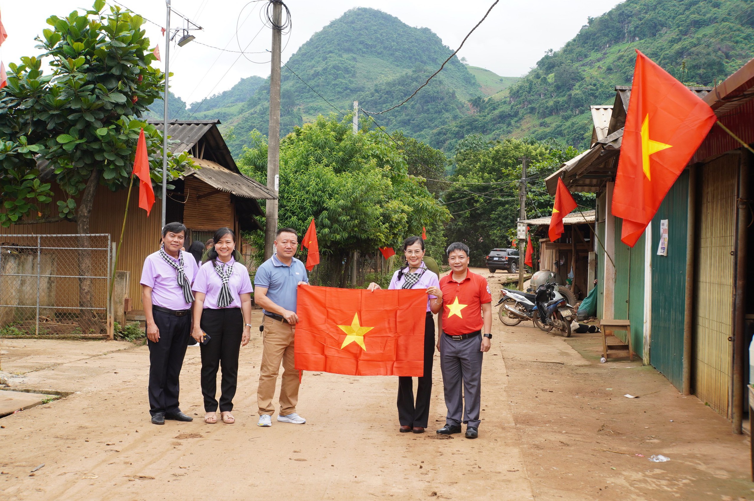 Đảng ủy khối D&acirc;n - Ch&iacute;nh - Đảng TP HCM v&agrave; B&aacute;o Người Lao Động tặng 1.000 l&aacute; cờ Tổ quốc tại Sơn La- Ảnh 4.