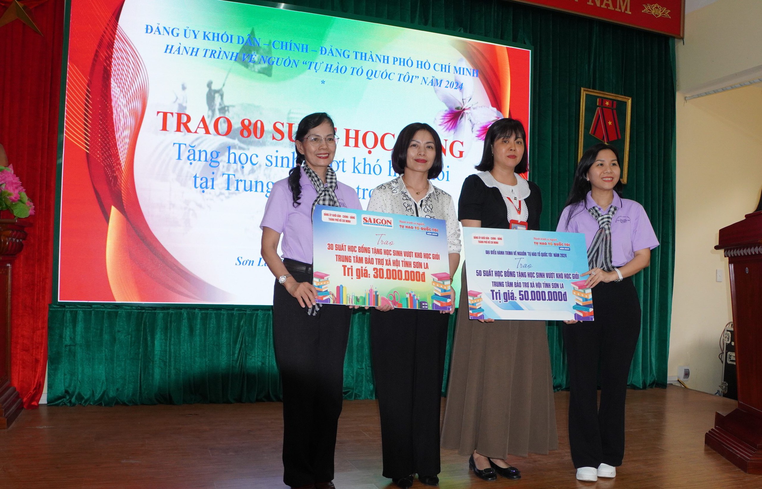 Đảng ủy khối D&acirc;n - Ch&iacute;nh - Đảng TP HCM v&agrave; B&aacute;o Người Lao Động tặng 1.000 l&aacute; cờ Tổ quốc tại Sơn La- Ảnh 1.