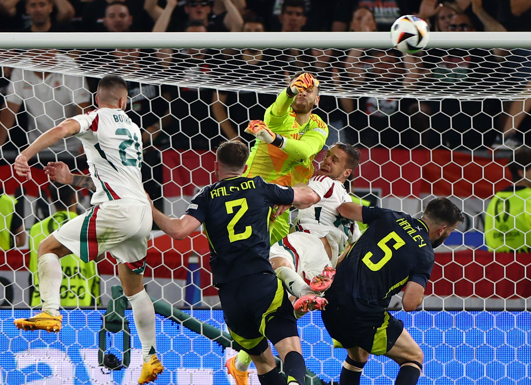 Euro 2024: Sau chấn thương kinh ho&agrave;ng ở mặt, tuyển thủ Hungary giờ ra sao?- Ảnh 4.