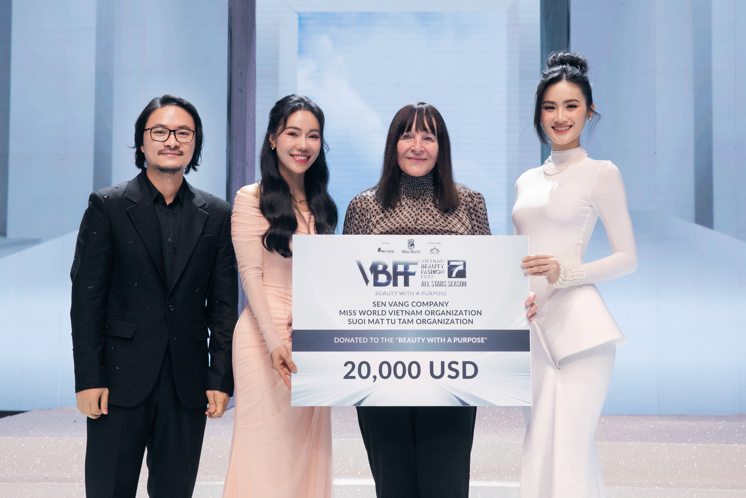 Hoa hậu Thế giới 2019 h&aacute;t tiếng Việt- Ảnh 2.