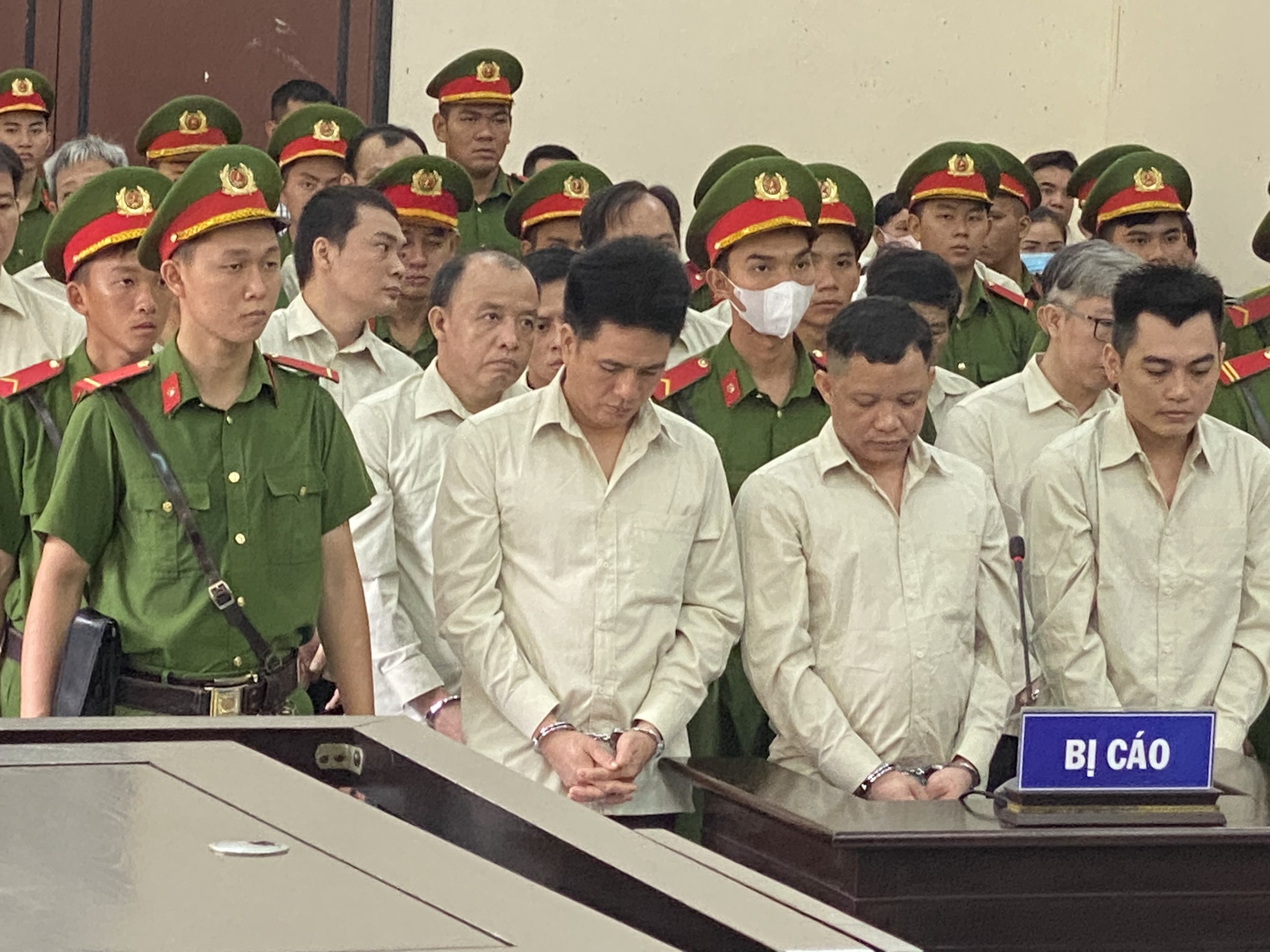 CLIP: G&atilde; thợ hồ ở Tiền Giang khiến nhiều c&aacute;n bộ x&atilde; bị bắt- Ảnh 2.