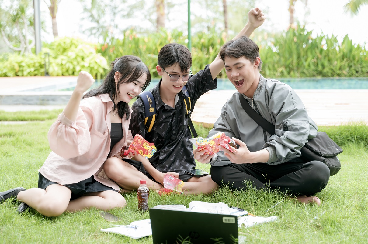 Không chỉ giúp thanh lọc cơ thể để bản thân tươi mát mỗi ngày trước tiệc tùng hay thời tiết nắng nóng kỷ lục mùa hè năm nay, người tiêu dùng còn dễ dàng trúng 9 miếng vàng SJC cùng hàng loạt giải thưởng giá trị khác khi uống Trà Thanh Nhiệt Dr Thanh trong 2 tháng tới