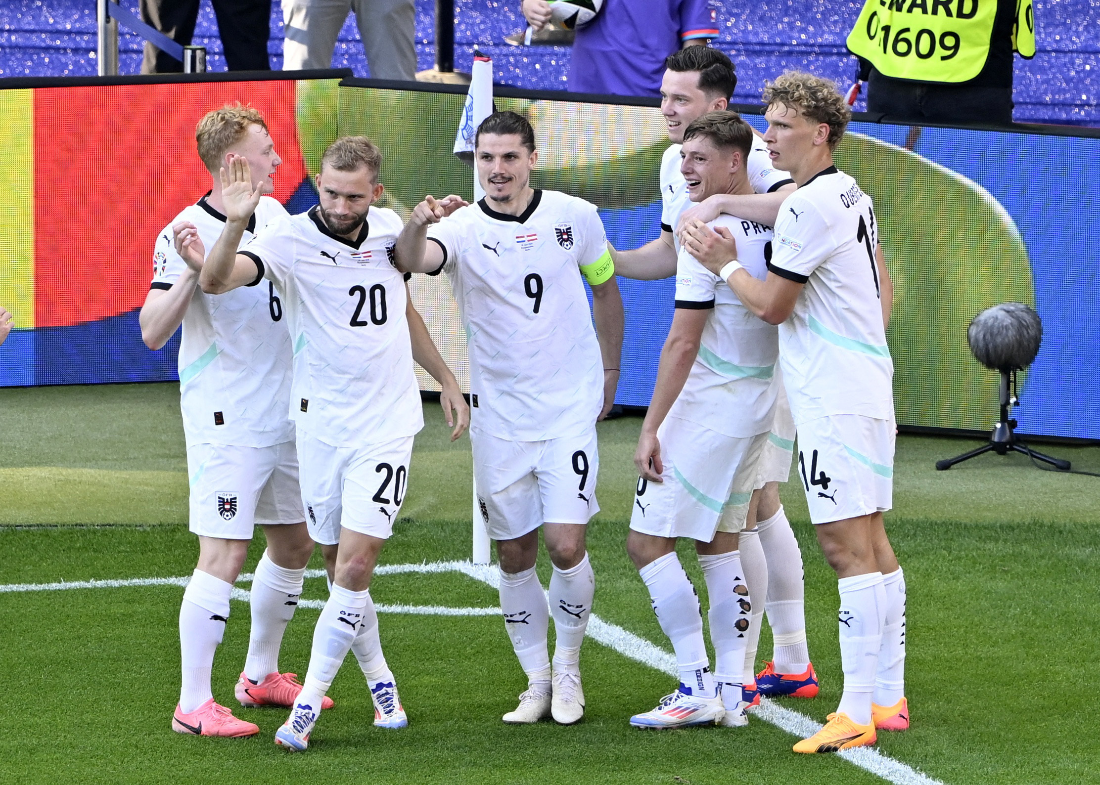 EURO 2024: Tuyển H&agrave; Lan g&acirc;y thất vọng trong trận thua &Aacute;o- Ảnh 4.