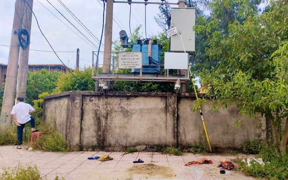 Trèo lên trạm biến áp gỡ diều, nam sinh lớp 7 bị điện giật tử vong