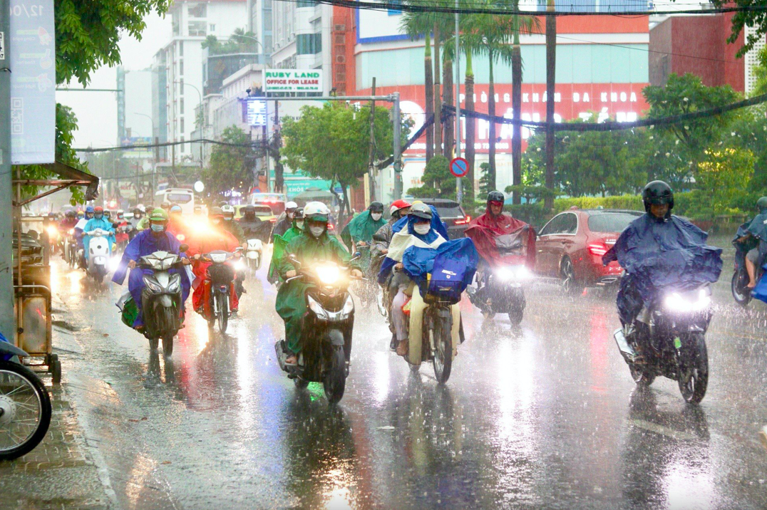 H&ocirc;m nay 26-6, mưa to xuất hiện ở TP HCM v&agrave; Nam Bộ về chiều, tối v&agrave; đ&ecirc;m- Ảnh 1.