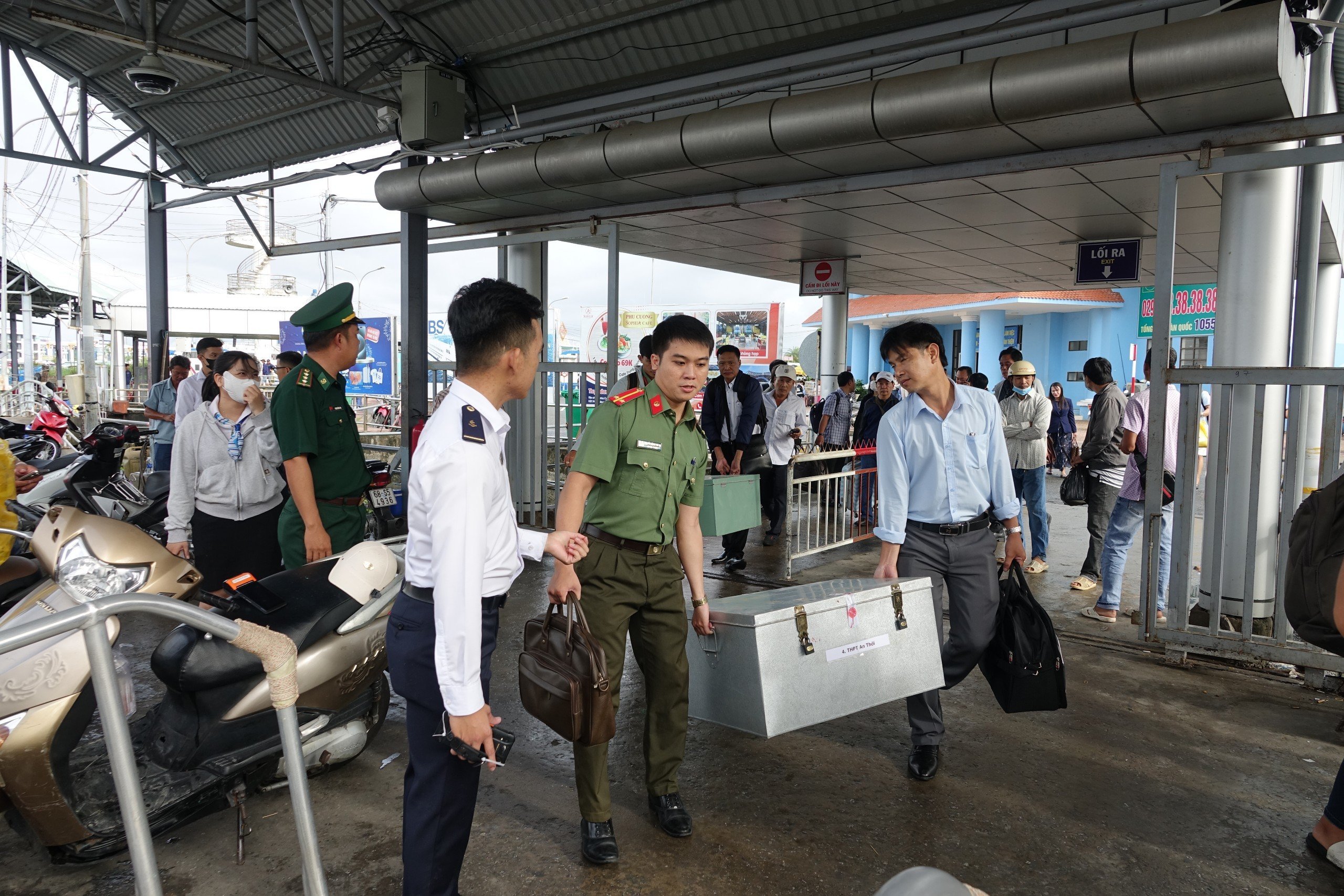 H&agrave;ng trăm th&iacute; sinh vượt biển v&agrave;o đất liền thi tốt nghiệp THPT- Ảnh 12.
