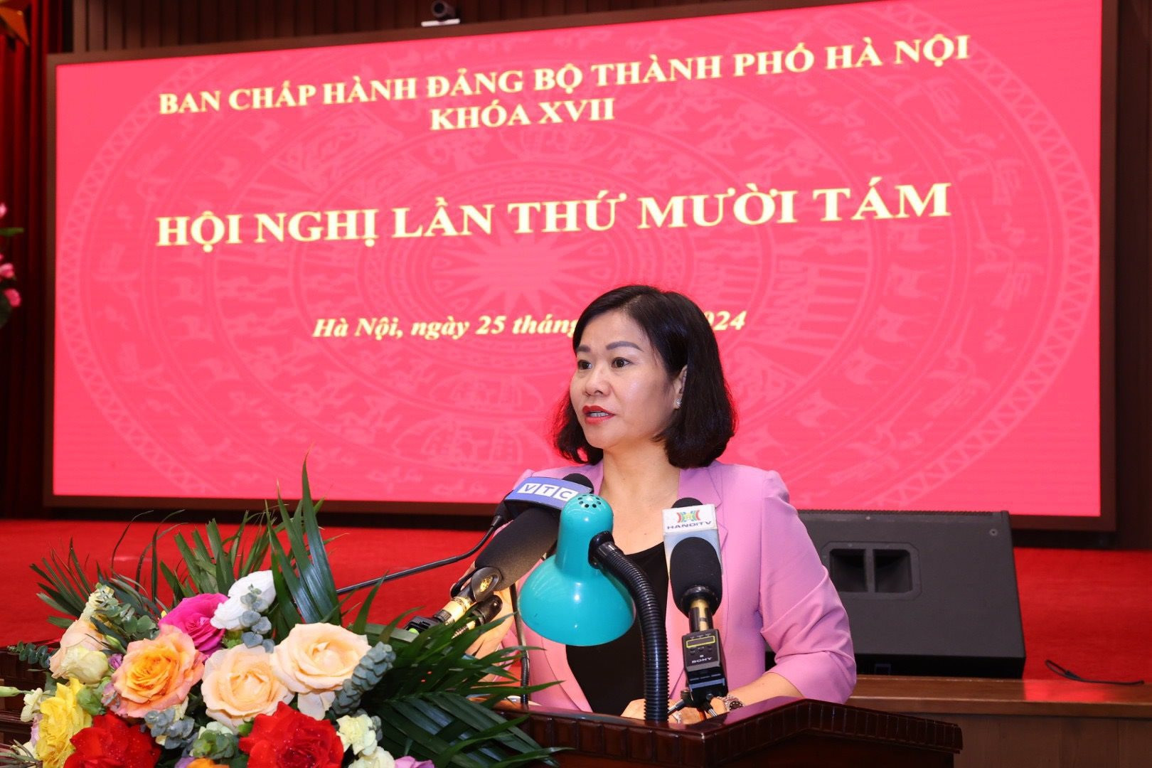 Bộ Ch&iacute;nh trị ph&acirc;n c&ocirc;ng b&agrave; Nguyễn Thị Tuyến điều h&agrave;nh Th&agrave;nh ủy H&agrave; Nội- Ảnh 1.