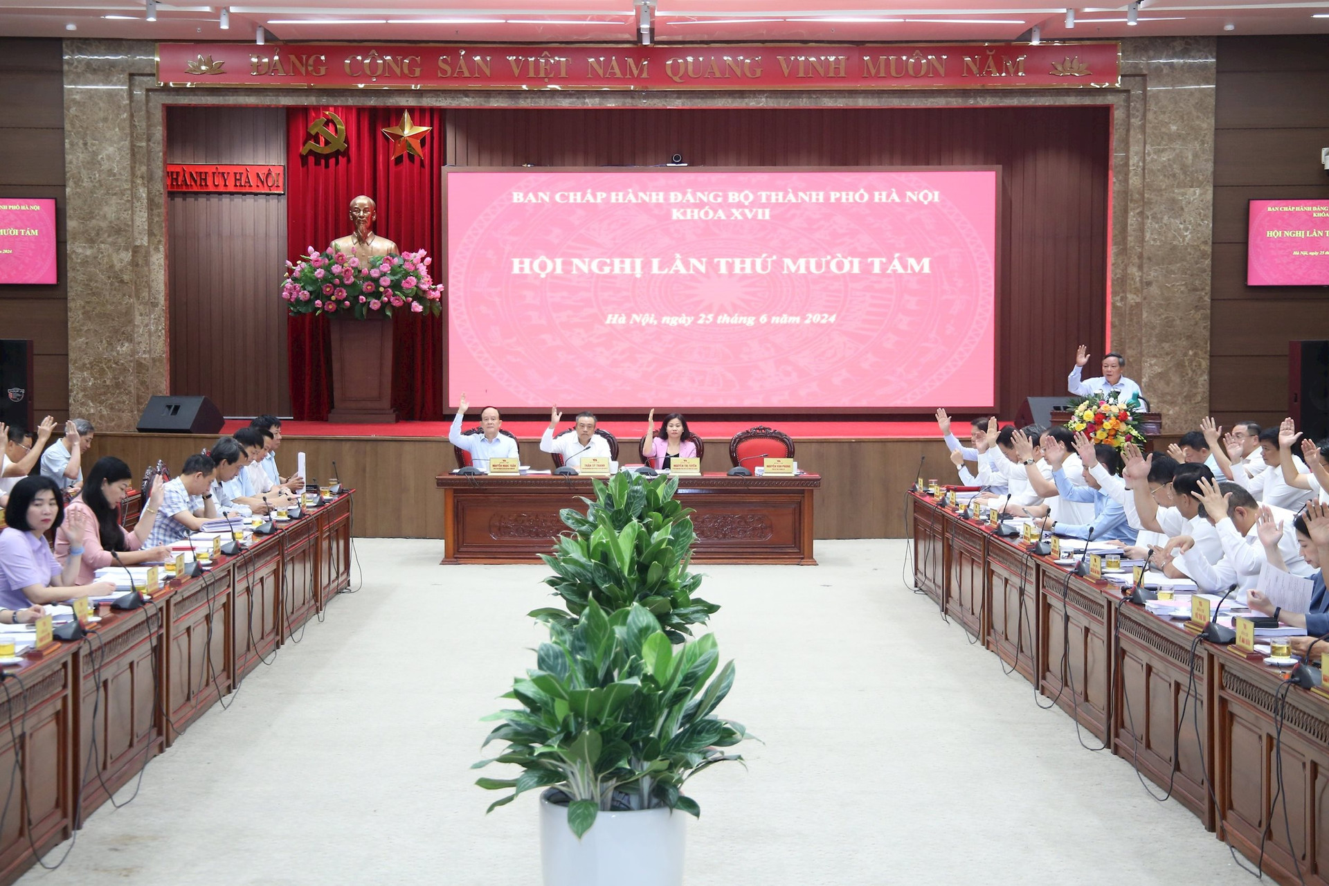 Xem xét kỷ luật nhiều cán bộ tại Đảng ủy ĐH Quốc gia Hà Nội và một số đơn vị- Ảnh 1.