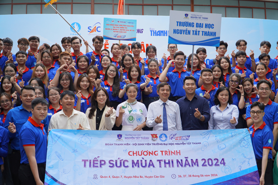 Đội h&igrave;nh Tiếp sức m&ugrave;a thi của Trường ĐH Nguyễn Tất Th&agrave;nh h&agrave;o hứng nhận nhiệm vụ trong lễ ra qu&acirc;nẢnh: HUẾ XU&Acirc;N