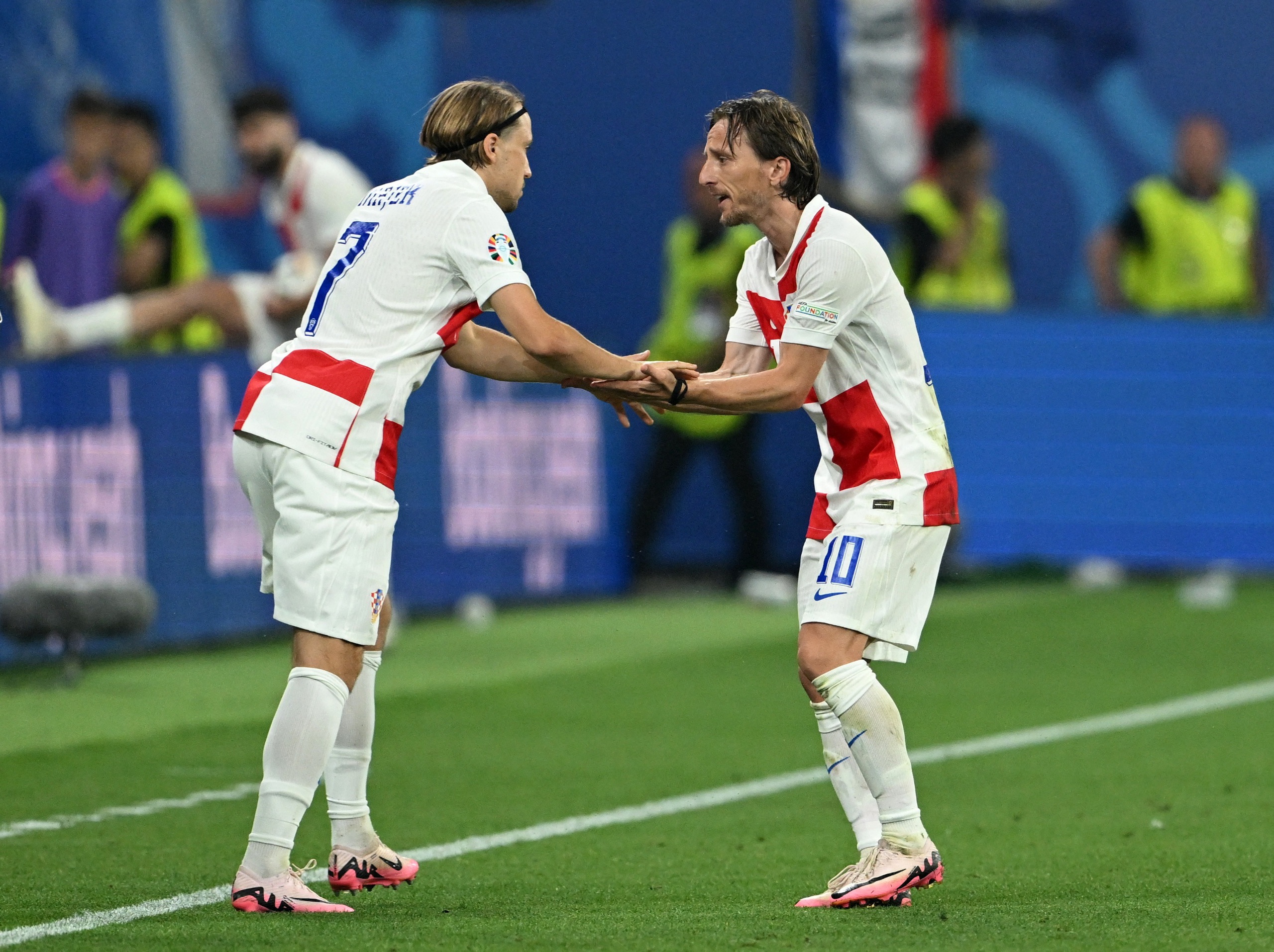 Modric nhường chổ cho Lovro Majer ph&uacute;t 80