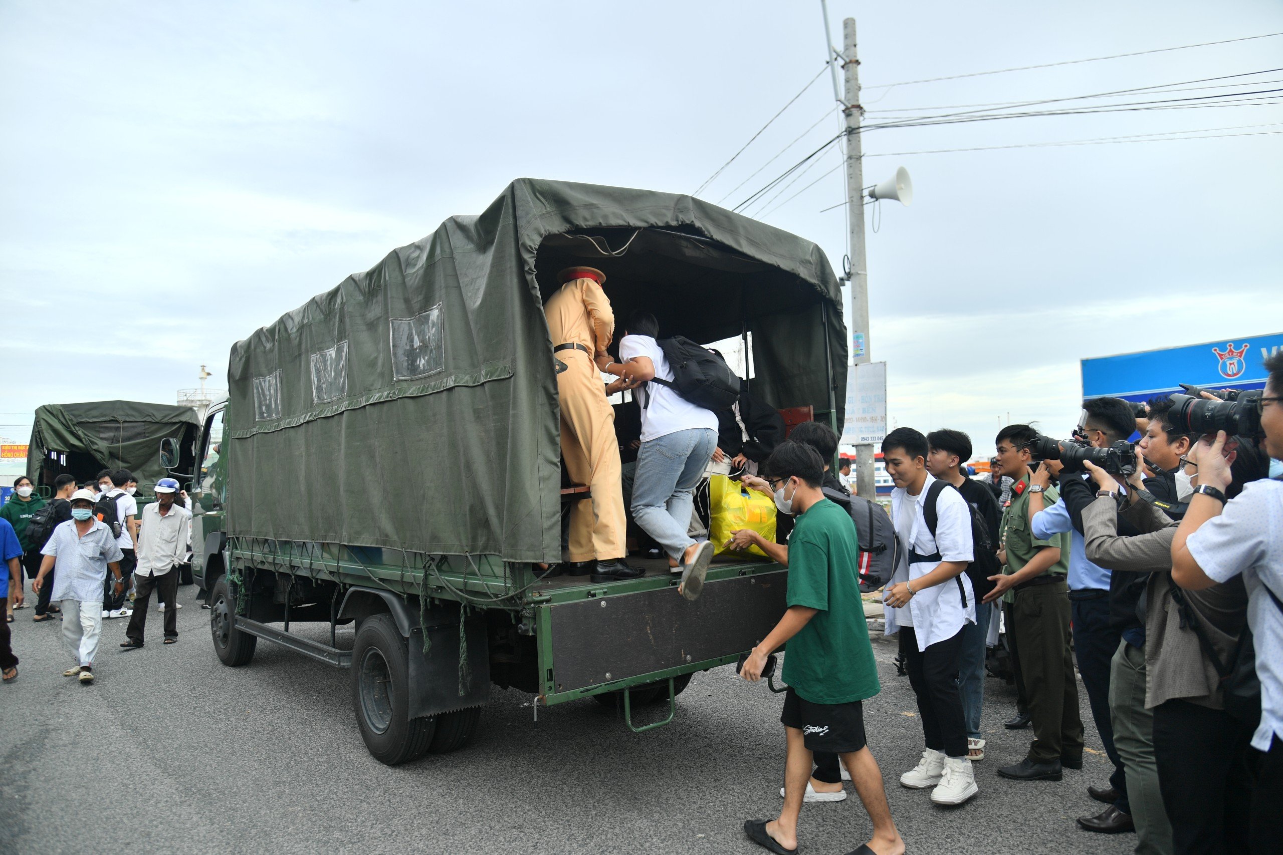 H&agrave;ng trăm th&iacute; sinh vượt biển v&agrave;o đất liền thi tốt nghiệp THPT- Ảnh 7.