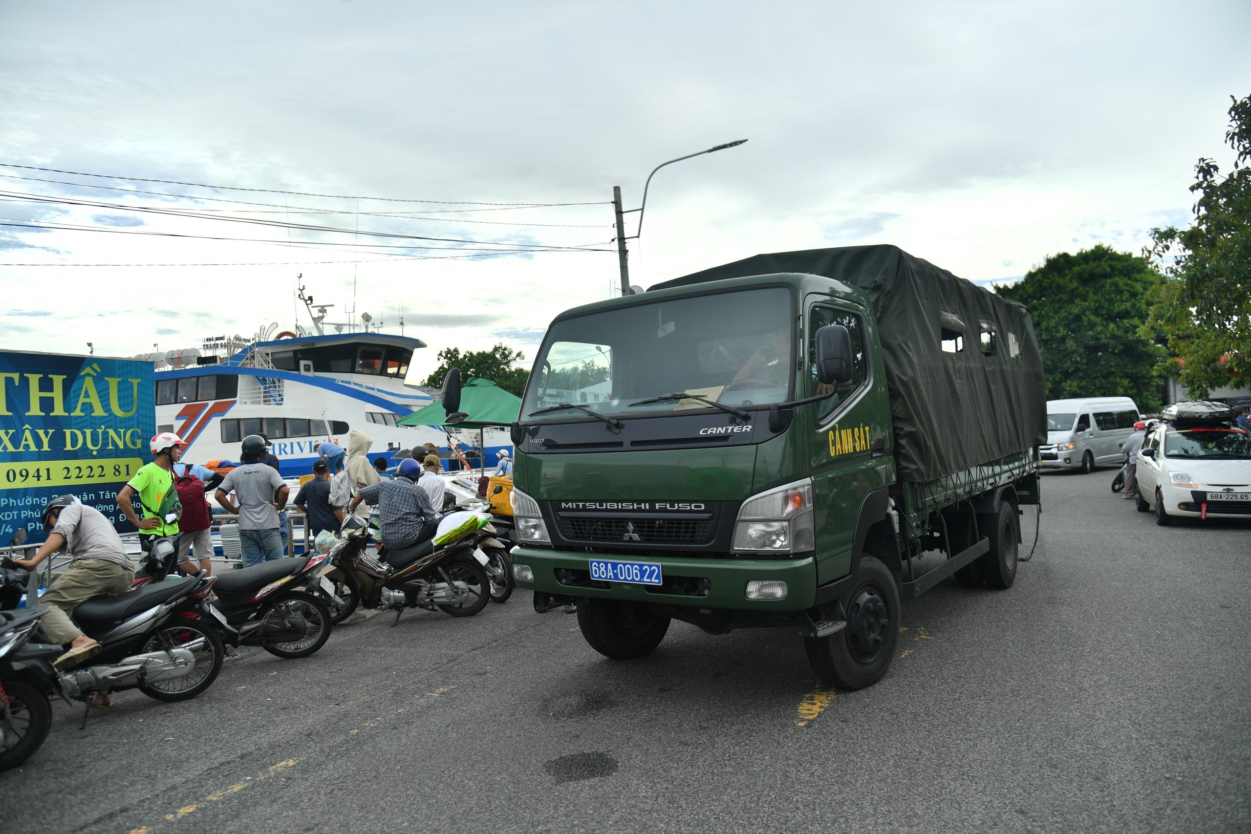 H&agrave;ng trăm th&iacute; sinh vượt biển v&agrave;o đất liền thi tốt nghiệp THPT- Ảnh 10.