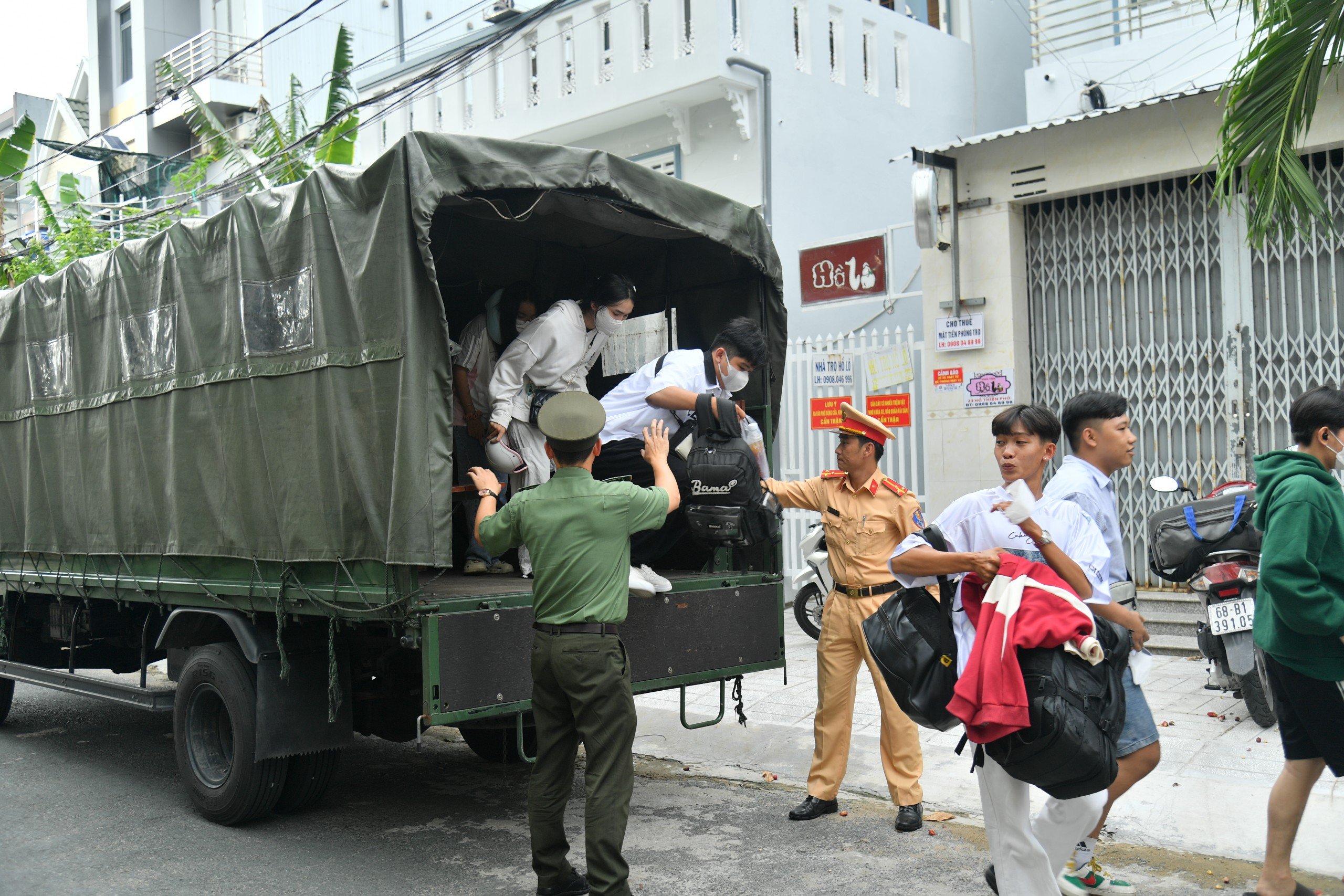 H&agrave;ng trăm th&iacute; sinh vượt biển v&agrave;o đất liền thi tốt nghiệp THPT- Ảnh 6.