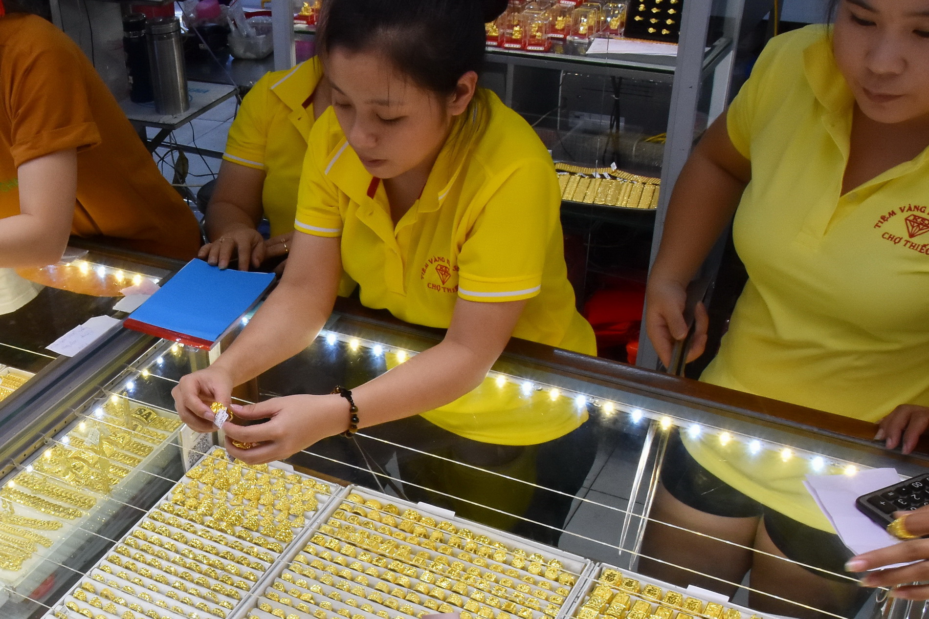 Gi&aacute; v&agrave;ng h&ocirc;m nay, 26-6: Bất ngờ sụt giảm- Ảnh 1.