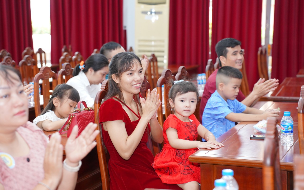 Tuyên dương gia đình CNVC-LĐ hạnh phúc
