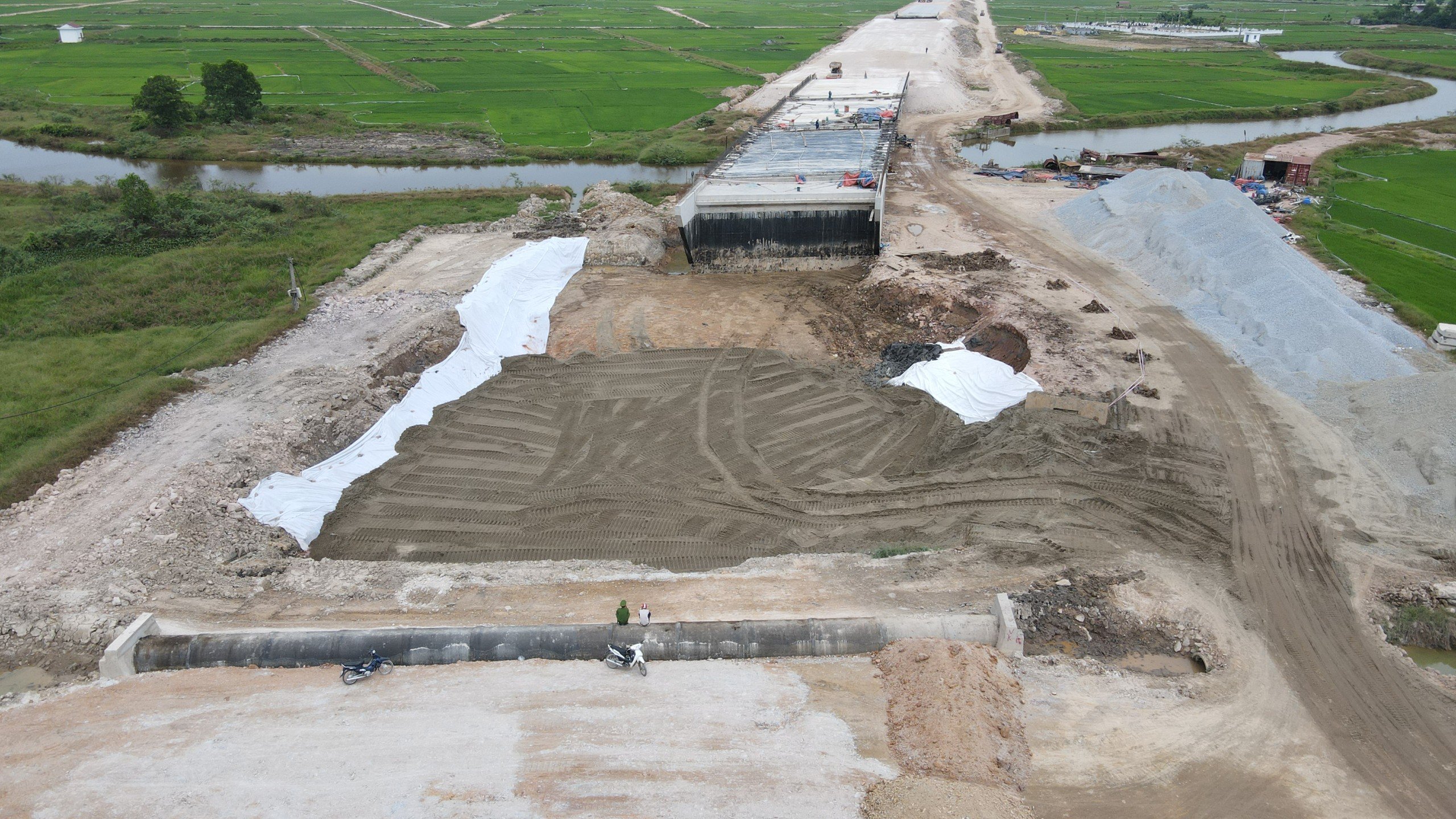 Tình tiết mới vụ 2 người thương vong do sạt lở trên công trường cao tốc Bắc - Nam- Ảnh 2.