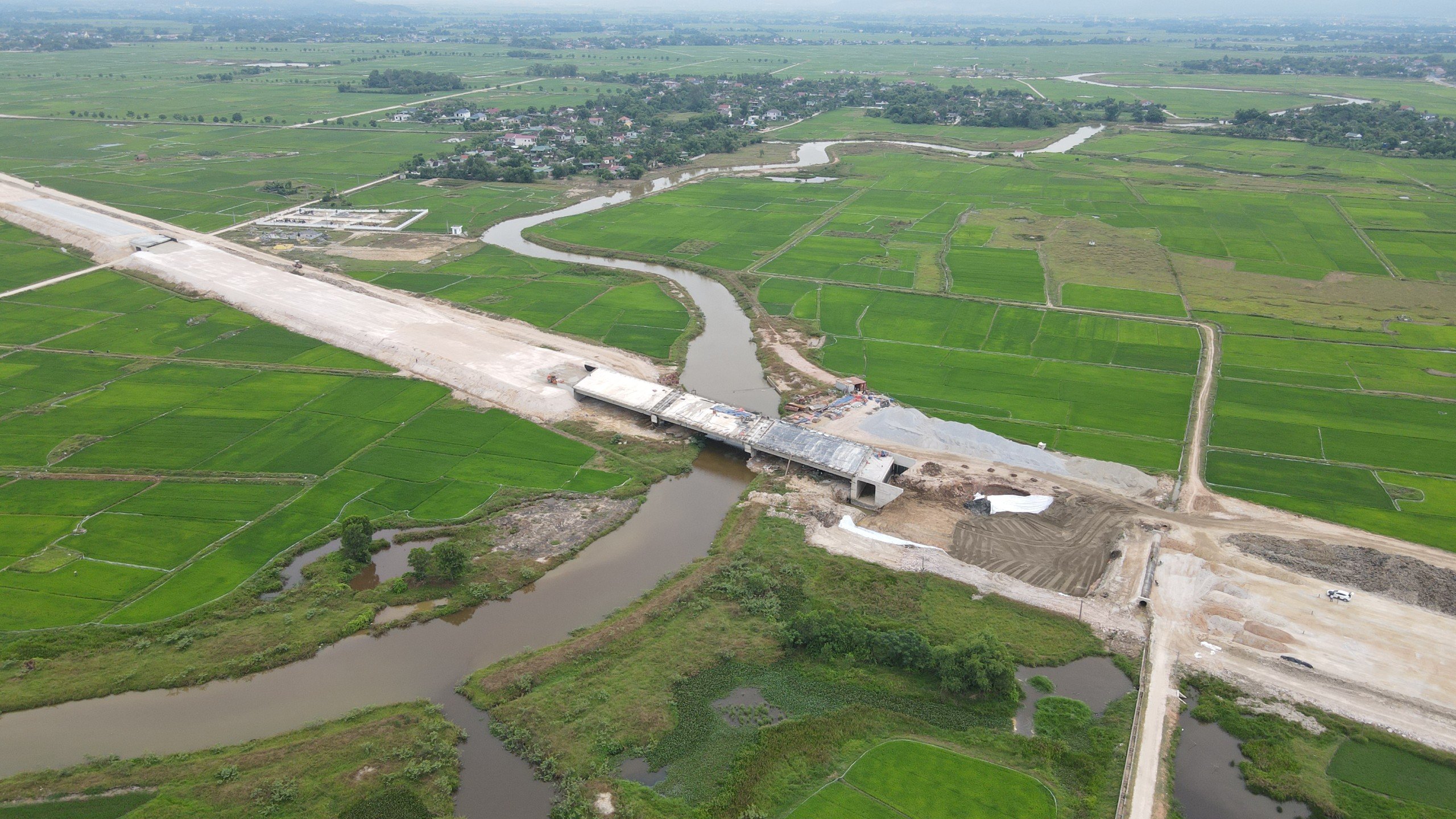 Tình tiết mới vụ 2 người thương vong do sạt lở trên công trường cao tốc Bắc - Nam- Ảnh 1.