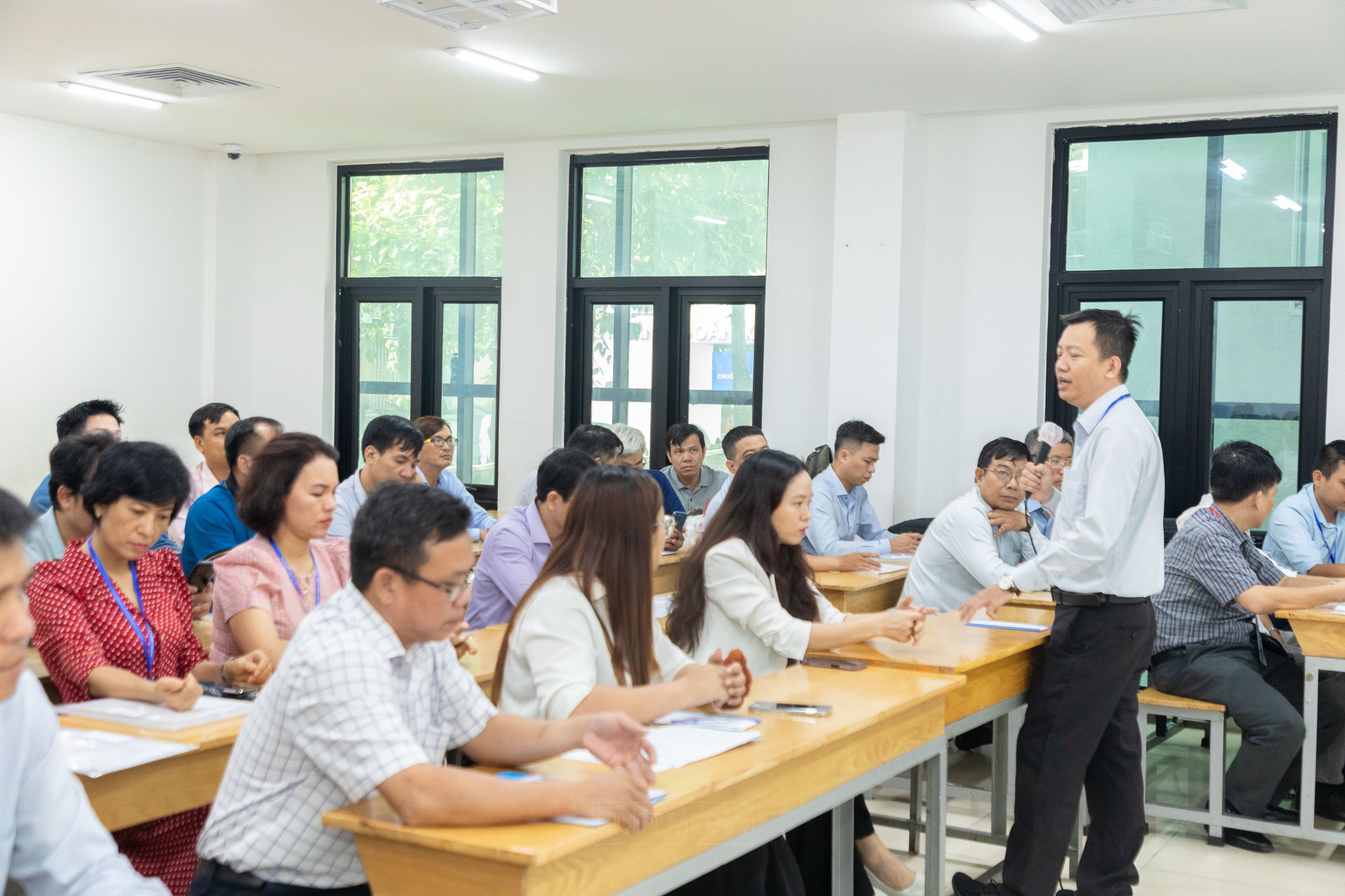 Giảng vi&ecirc;n c&aacute;c trường đại học ở TP HCM l&ecirc;n đường nhận nhiệm vụ đặc biệt- Ảnh 6.