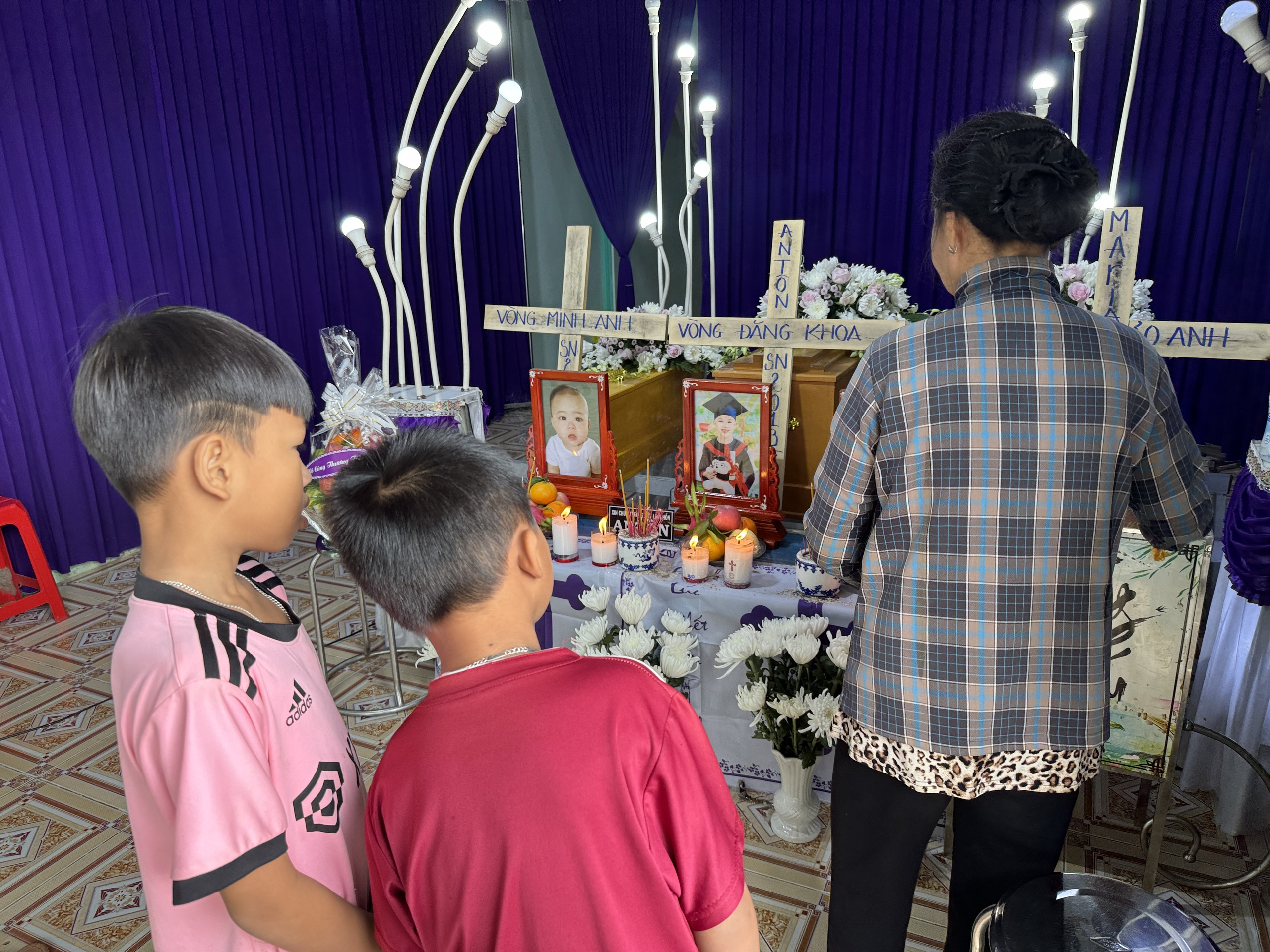 Nghẹn ng&agrave;o trước di ảnh 3 ch&aacute;u b&eacute; trong vụ ch&aacute;y nh&agrave; trọ ở Đ&agrave; Lạt- Ảnh 2.