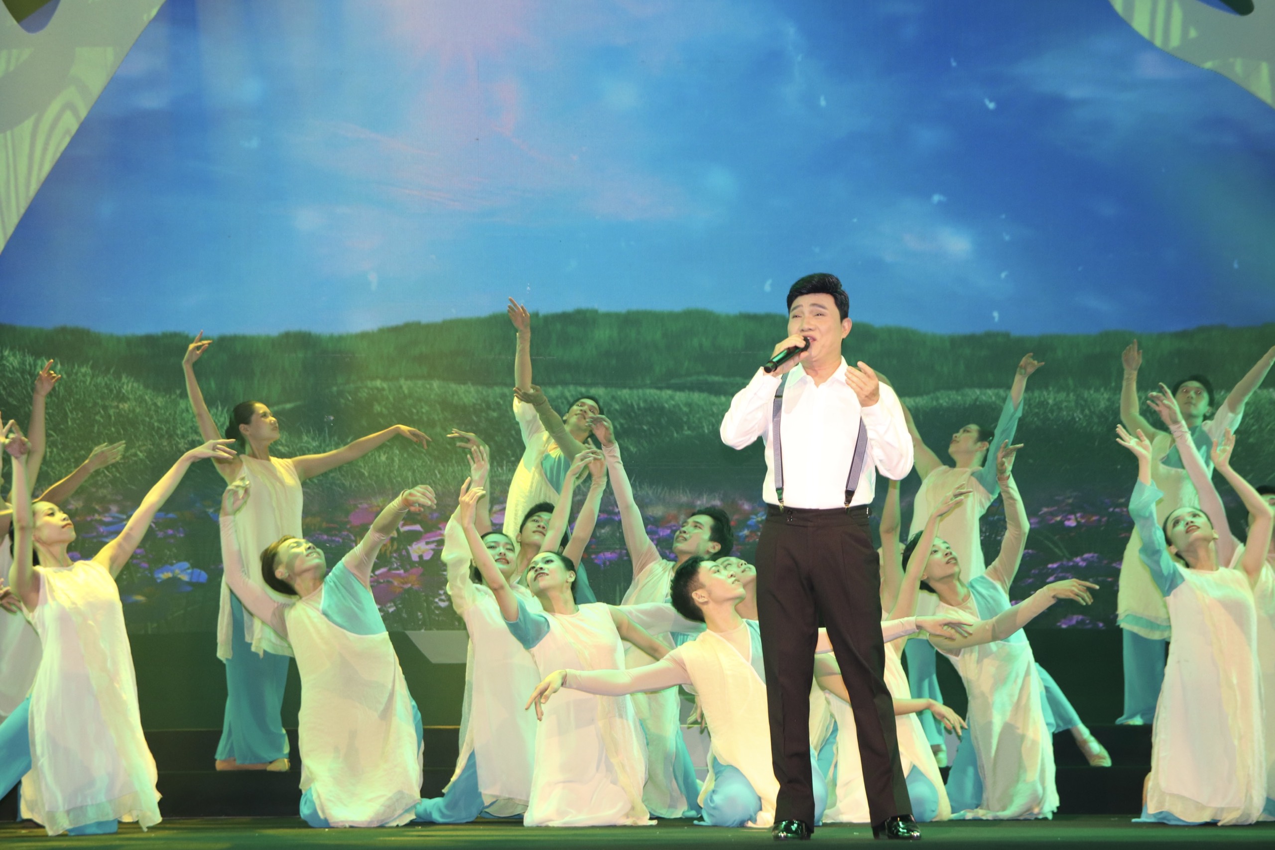 Ca sĩ Cẩm V&acirc;n, Tạ Minh T&acirc;m, Quang Linh, Hiền Thục... tụ hội đ&ecirc;m nhạc Trần Long Ẩn- Ảnh 16.