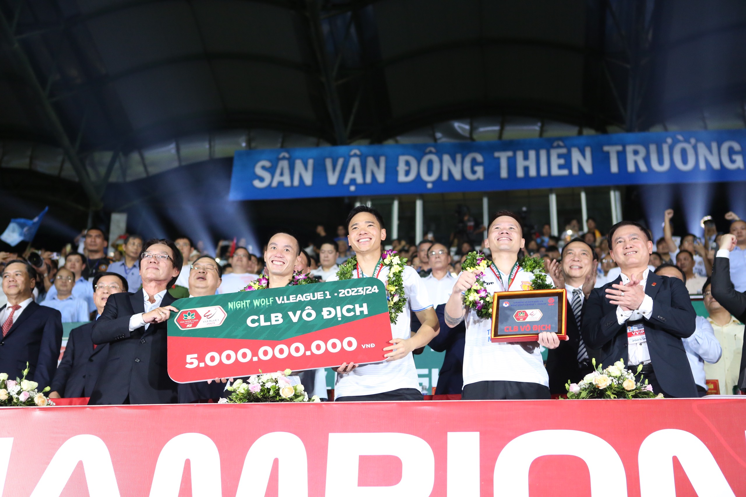 Nam Định v&ocirc; địch sau 39 năm, Văn To&agrave;n, Tuấn Anh lần đầu n&acirc;ng c&uacute;p- Ảnh 3.