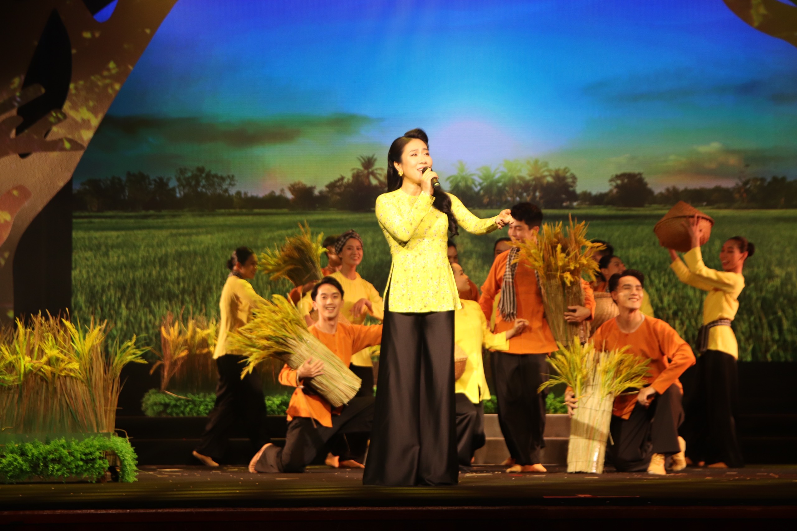 Ca sĩ Cẩm V&acirc;n, Tạ Minh T&acirc;m, Quang Linh, Hiền Thục... tụ hội đ&ecirc;m nhạc Trần Long Ẩn- Ảnh 13.