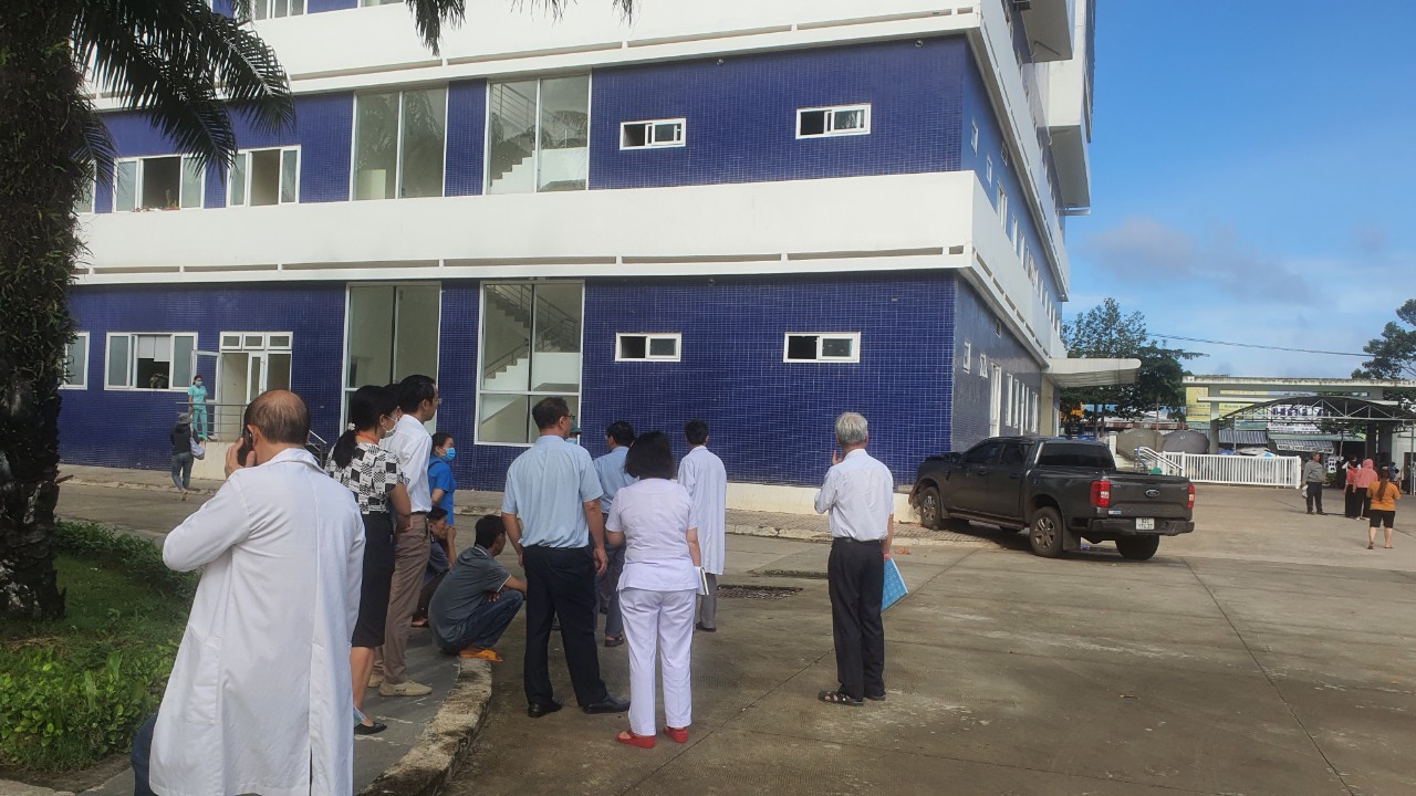 Uống 30 vi&ecirc;n thuốc an thần tự tử rồi l&aacute;i &ocirc; t&ocirc; t&ocirc;ng v&agrave;o tường bệnh viện- Ảnh 1.