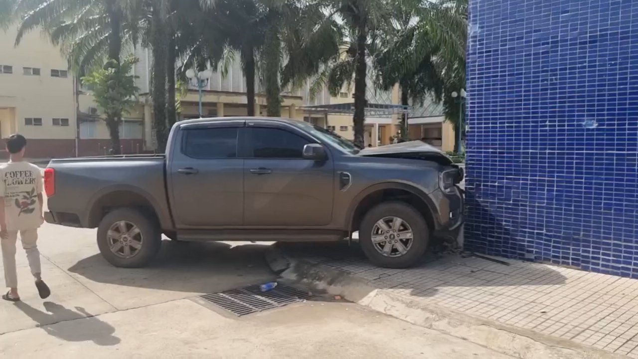 Uống 30 vi&ecirc;n thuốc an thần tự tử rồi l&aacute;i &ocirc; t&ocirc; t&ocirc;ng v&agrave;o tường bệnh viện- Ảnh 2.
