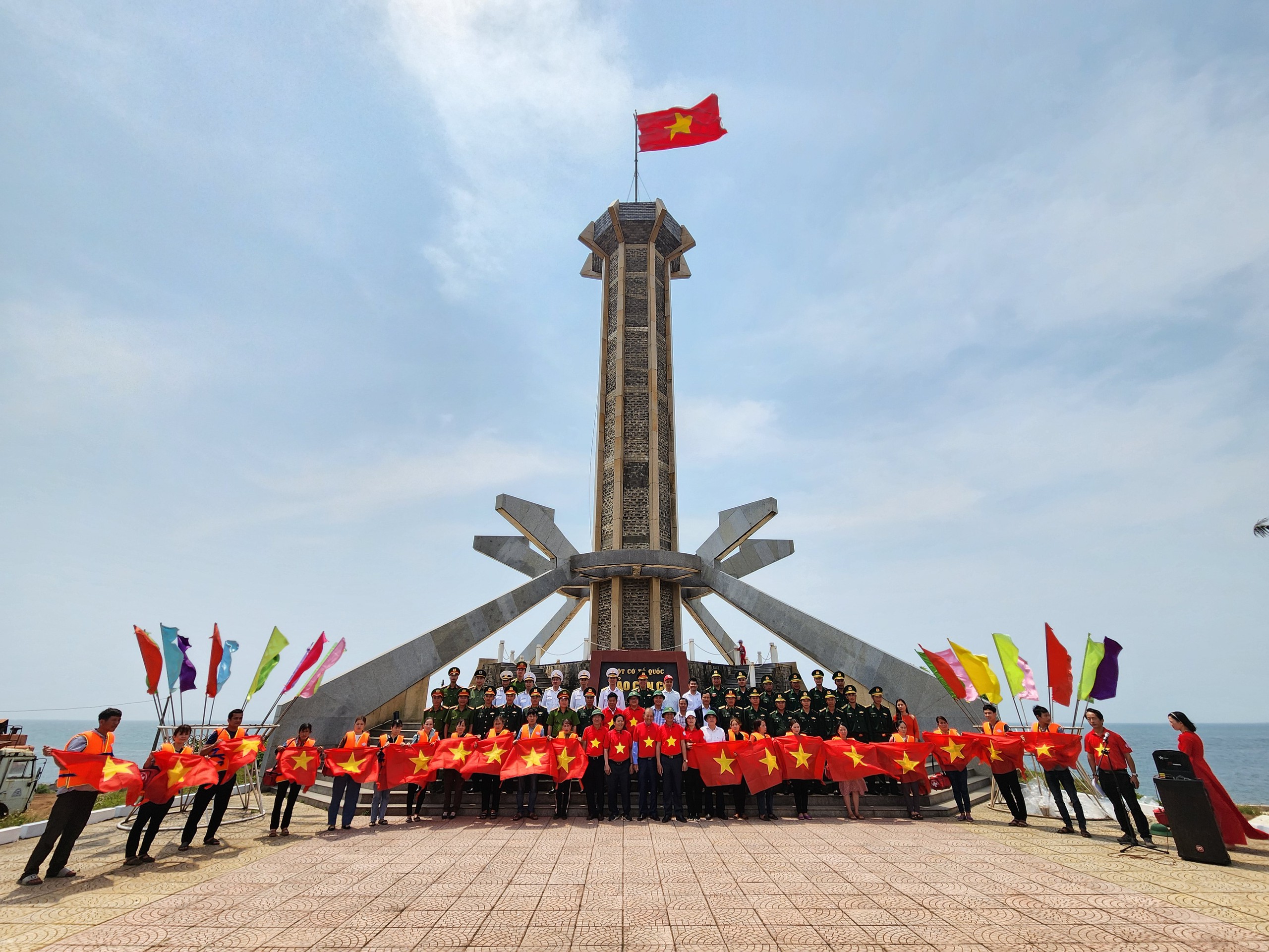 "Tự h&agrave;o cờ Tổ quốc' - Th&ocirc;ng điệp lớn về t&igrave;nh y&ecirc;u đất nước- Ảnh 1.