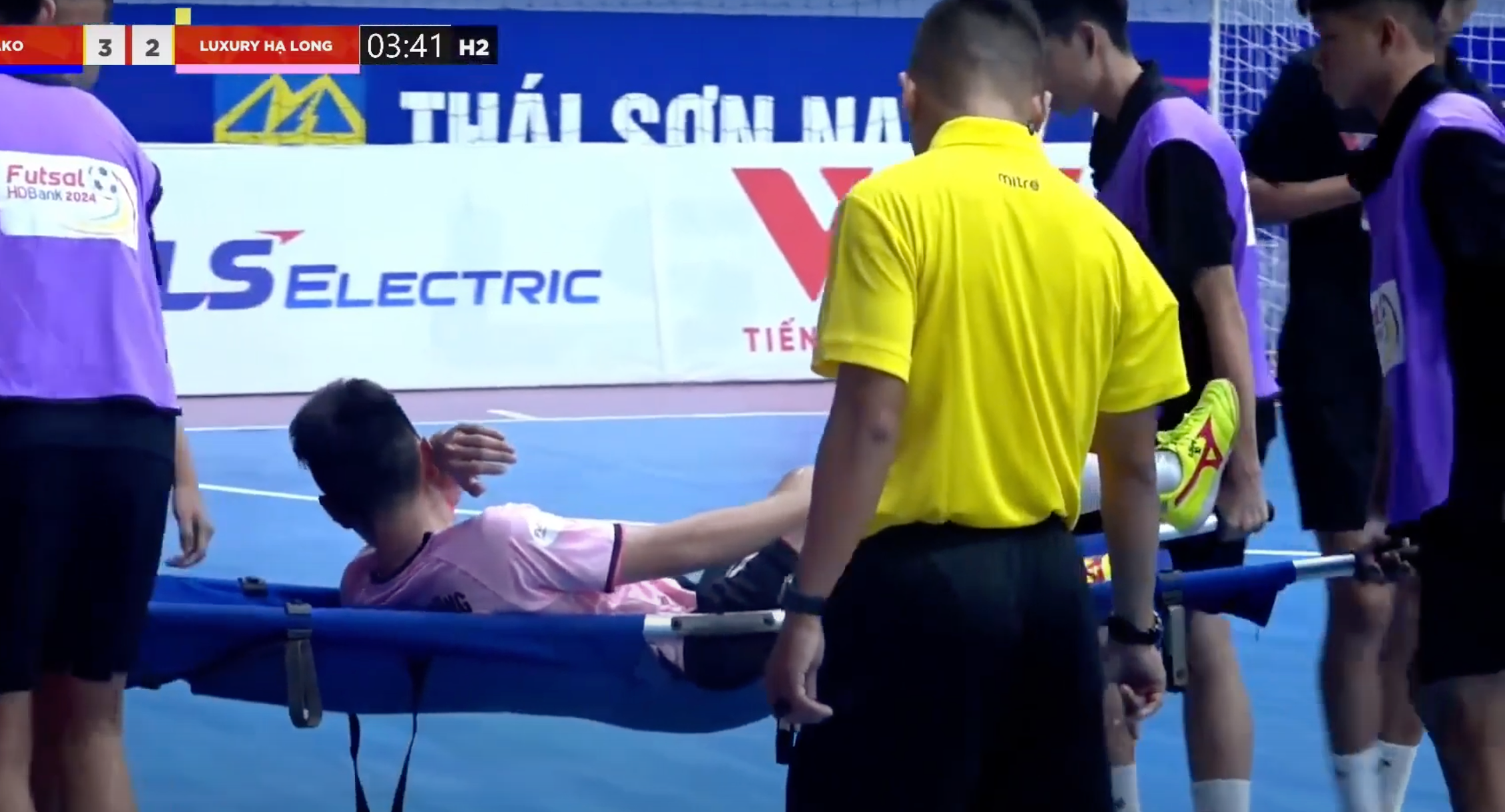 Cầu thủ futsal rơi lệ rời sân, đương kim á quân Sahako thắng chật vật
- Ảnh 2.