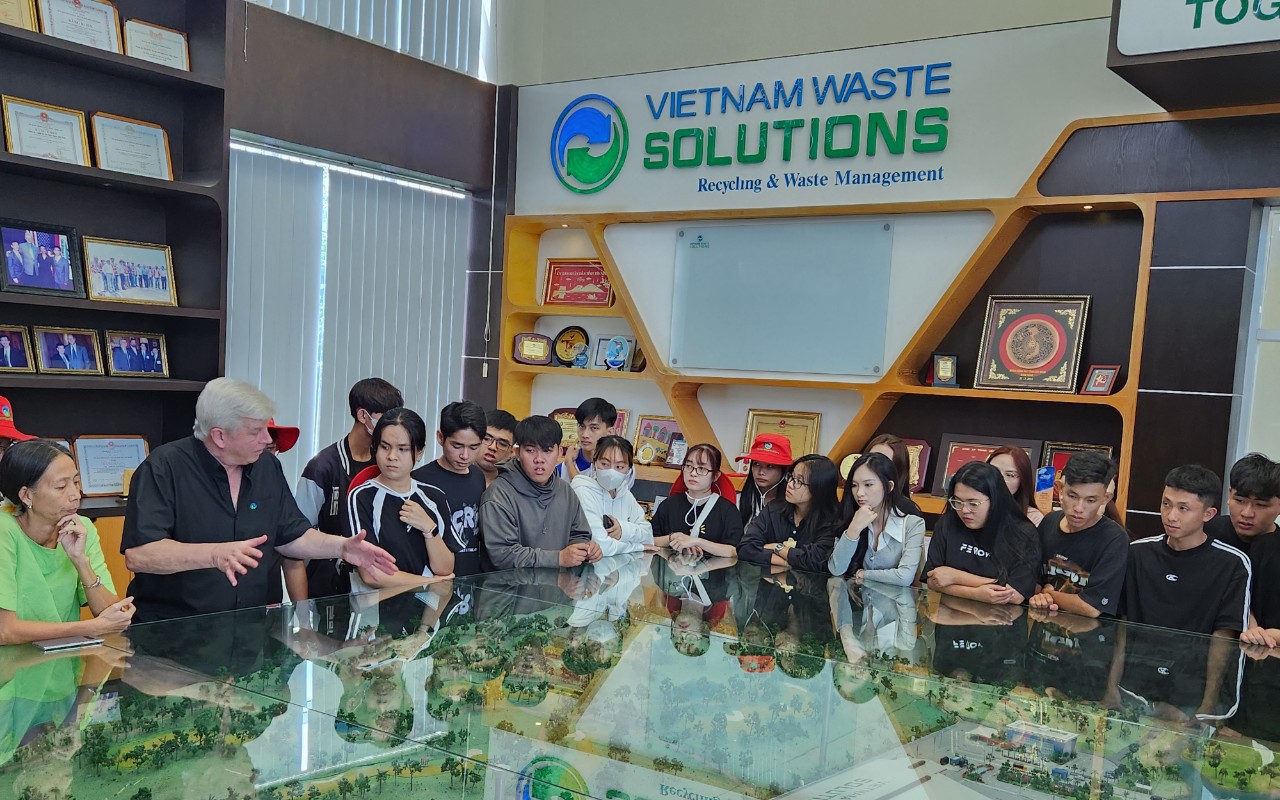 Đoàn sinh viên Trường Đại học Cần Thơ tham quan VWS
