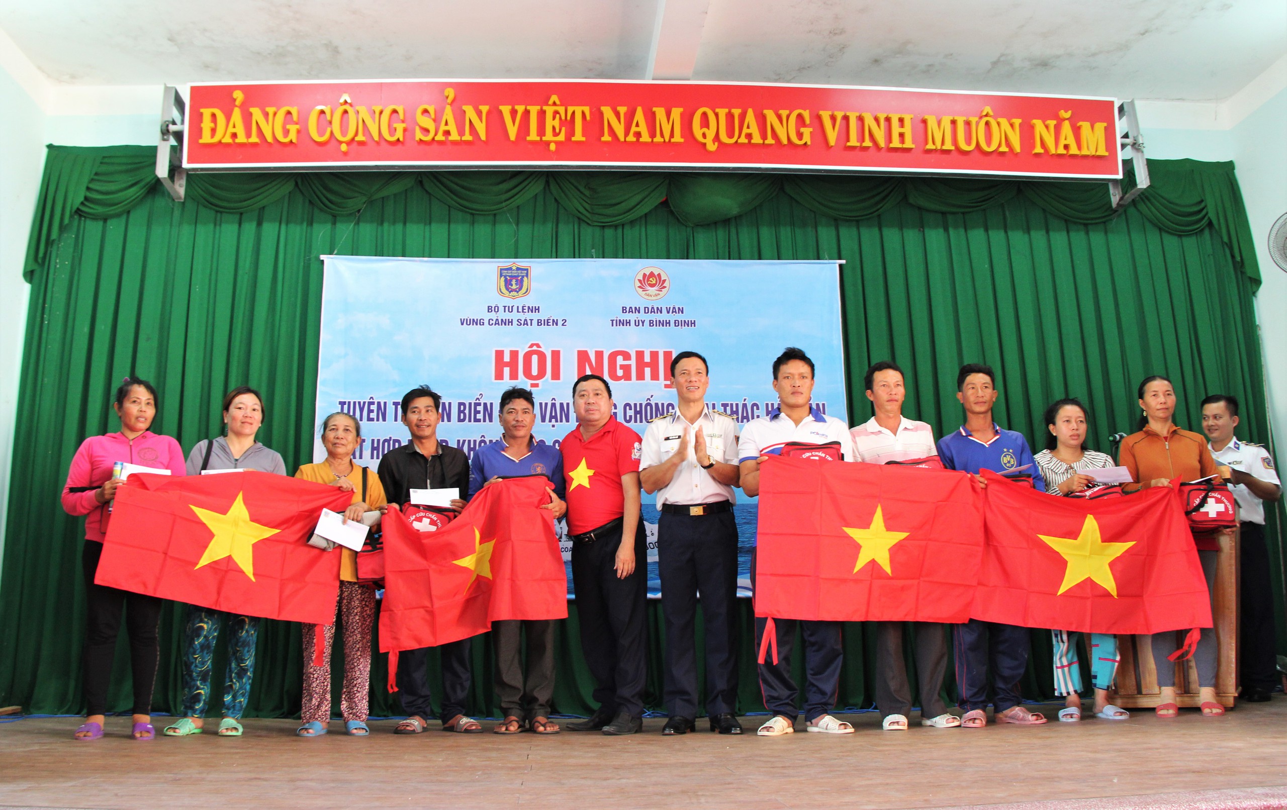 “Tự hào cờ Tổ quốc” - Hạnh phúc với niềm vui của ngư dân- Ảnh 1.