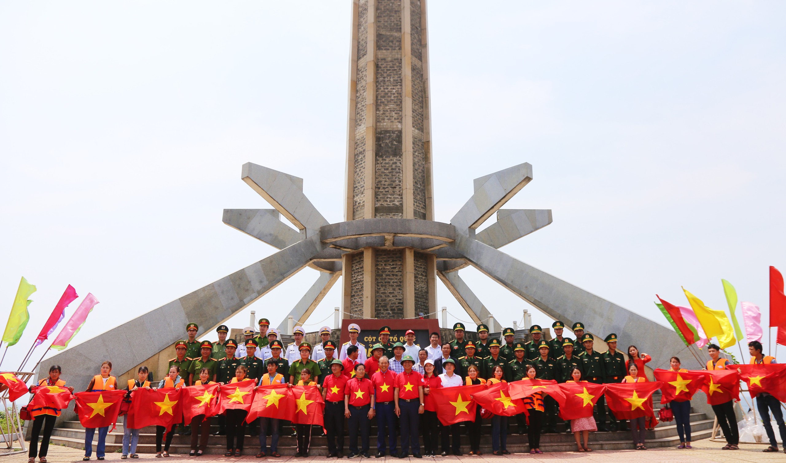 “Tự hào cờ Tổ quốc” - Hạnh phúc với niềm vui của ngư dân- Ảnh 2.