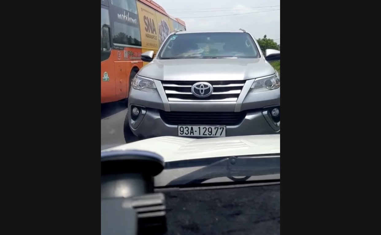CLIP: T&agrave;i xế &ocirc; t&ocirc; liều lĩnh lấn l&agrave;n rồi &ldquo;đấu đầu&rdquo; với &ocirc; t&ocirc; kh&aacute;c tr&ecirc;n Quốc lộ 14- Ảnh 1.