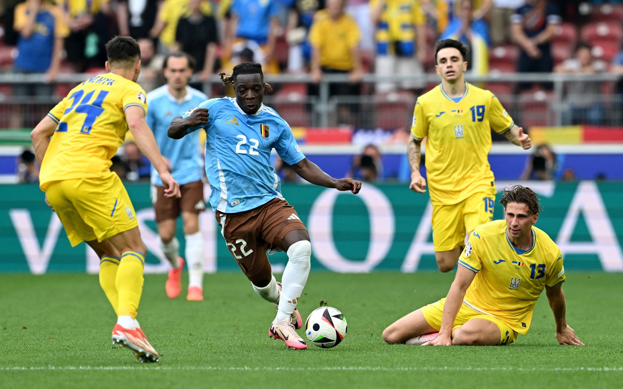 Euro 2024: Chia điểm Bỉ ở Stuttgart, Ukraine lên đường về nước sớm