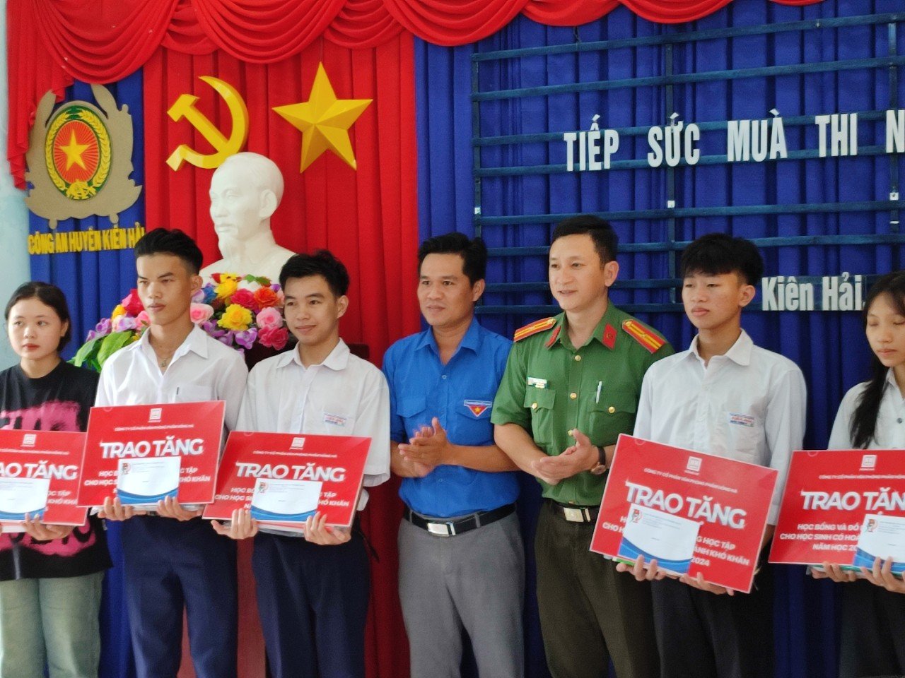H&agrave;ng trăm th&iacute; sinh vượt biển v&agrave;o đất liền thi tốt nghiệp THPT- Ảnh 13.