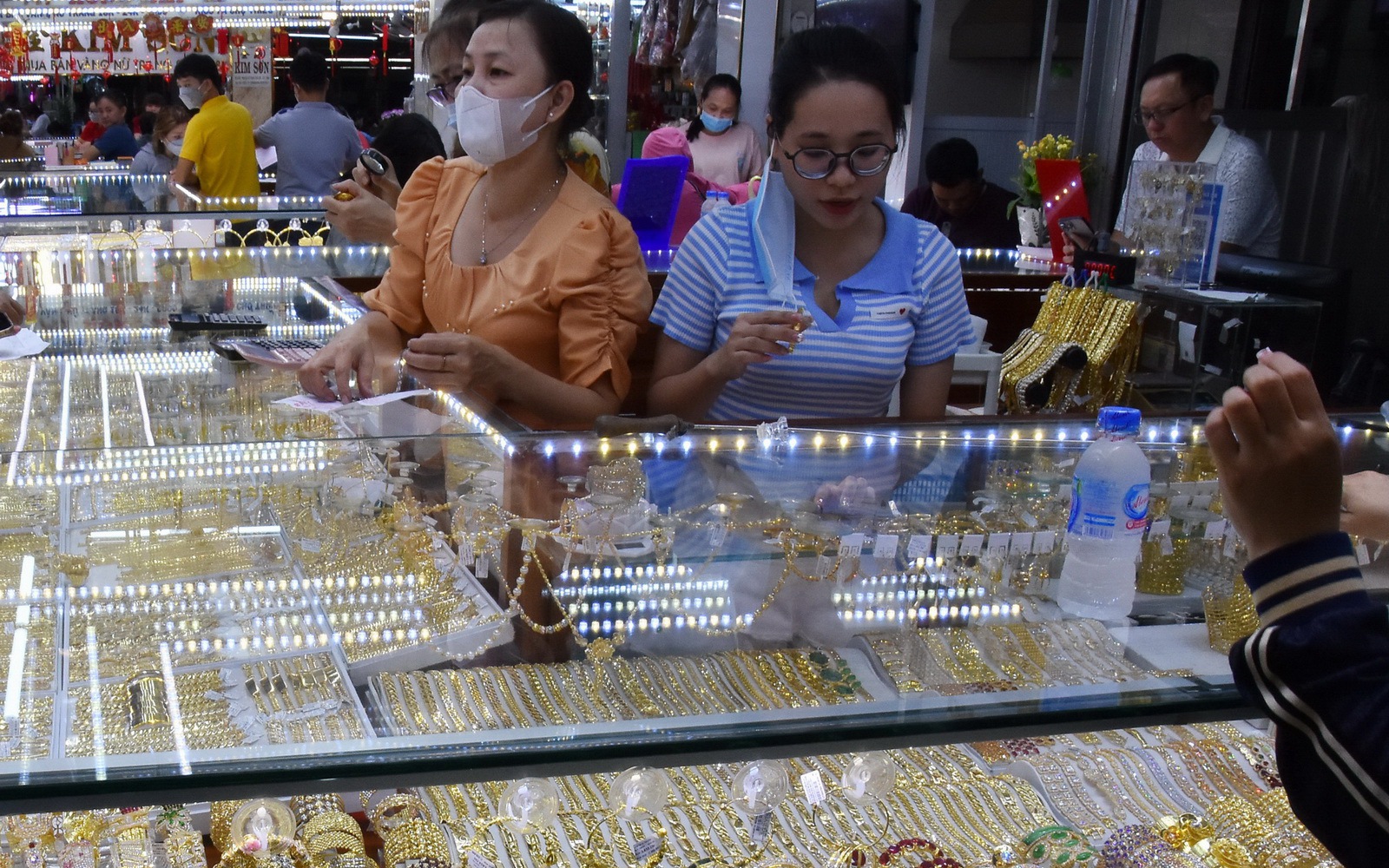 Giá vàng hôm nay, 27-6: Tiếp tục giảm mạnh